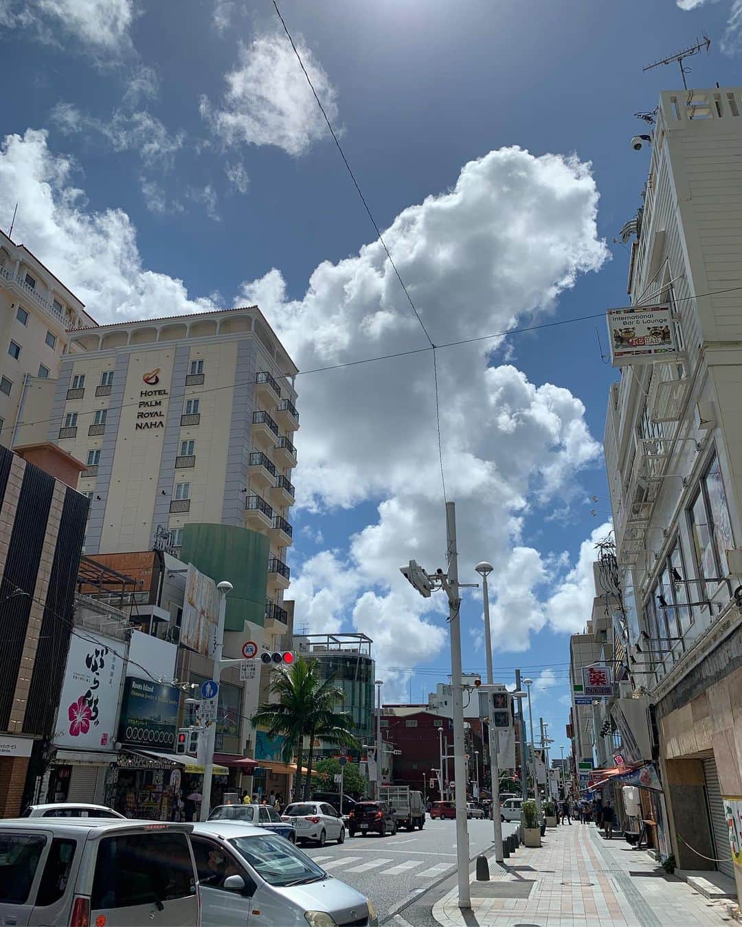 岩村菜々美さんのインスタグラム写真 - (岩村菜々美Instagram)「#沖縄 #国際通り  すごく見づらい #サングラス  相手からも目線分からないけど 自分も見えない #沖縄の空 大好き 青くて 澄んでて 雲が綺麗に見えて 太陽がちゃんと人を元気にしてくれてる気がする #市場本通り #市場本通り商店街  #上原ミート市場前本店  #ステーキ 食べたかった... #ノーファンデメイク  #暑くて化粧できない  #おしぼりで顔を拭く女 #暑いのに長袖長ズボン」9月20日 7時58分 - nanami1120