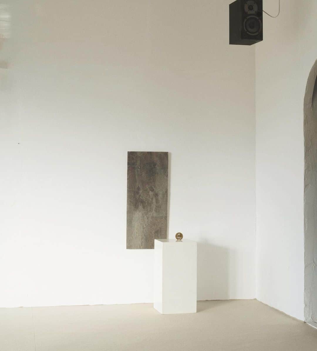 のインスタグラム：「中心ははいいろ  #interior #インテリア #renovation #リノベーション #artwork」