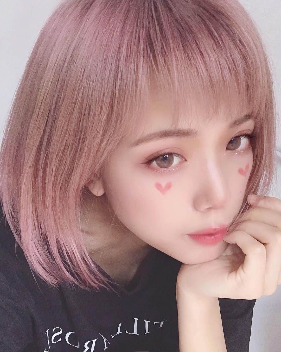 ハナエさんのインスタグラム写真 - (ハナエInstagram)「💗💗💗PINK PINK PINK💗﻿💗💗 ﻿ ﻿ ﻿ 絶妙な大人ピンクにしたので取り急ぎご報告です。﻿ lino @lino.tokyo の皆さん、すうさん @suu.suu.sun 、いつもありがとうございます！丁寧にやっていただいたからハイトーンでも髪さらさら〜〜﻿ ﻿ ﻿  #pinkhair #pinkhaircolor #pinkhairedgirl #haircolor #pink #japanesegirl #ピンクヘアー #ピンク髪 #ハイトーン #ハイトーンカラー #ハイトーンボブ #ブリーチ #ブリーチカラー #ピンクボブ #ボブ #HANAE #ハナエ」9月20日 7時59分 - hanae_0227