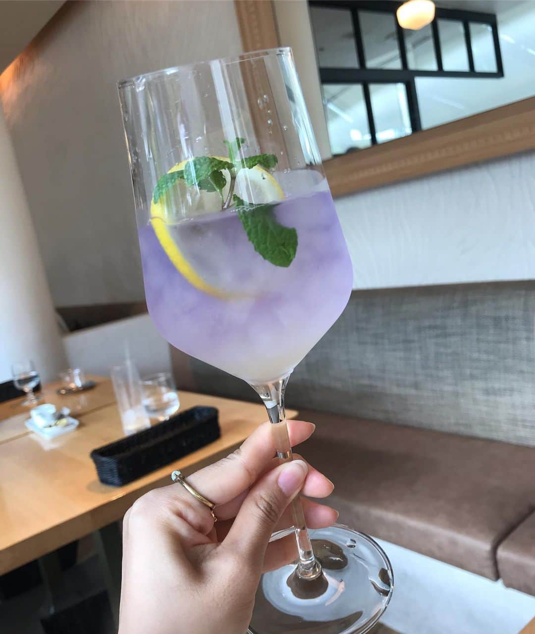 のインスタグラム：「♡2019.09.18♡ お友達からお誘いを受けて舞台を観にお江戸へ〜🗼 シェイクスピアの四大悲劇『ハムレット』を観劇🖤 暗いだろうなぁ〜、4時間超えとか大丈夫かな。 って心配だったけど 最前列のお席で観劇させてもらって 迫力がすごくて終始ドキドキ💓 迫真の演技にずっと魅了されて あっという間の4時間でした⋆ オフィーリア可愛かった🥺💕あの髪色すごくいい♡ また舞台観劇行きたいな🥰 #hamlet #shakespeare #ハムレット #シェイクスピア ※写真はグローブ座じゃない。むしろ神戸♡」
