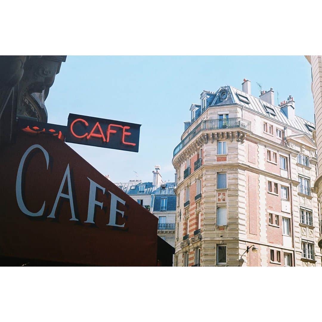 ローラ・スペンサーのインスタグラム：「The streets of Paris look like a cinematic backdrop #paris #35mm #canonae1program #filmphotography」