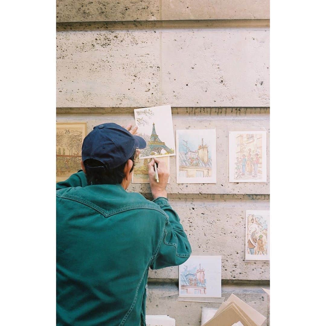 ローラ・スペンサーのインスタグラム：「Artist Christophe Lassalle signing one of his prints for us in the streets of Paris 👨🏻‍🎨 #paris #35mm #canonae1program #filmphotography」