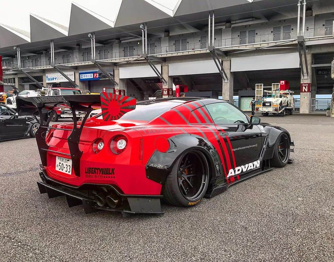 Wataru Katoさんのインスタグラム写真 - (Wataru KatoInstagram)「Libertywalk自由に歩く！！！ LBWK  LB★WORKS GTR V2 ADVANカラー🙂  #libertywalj@libertywalkkato#lbworks#nissan#advan#yokohamatyres #airrexsuspention #fiexhaust #madmike#redbull #drift #d1」9月20日 8時27分 - libertywalkkato