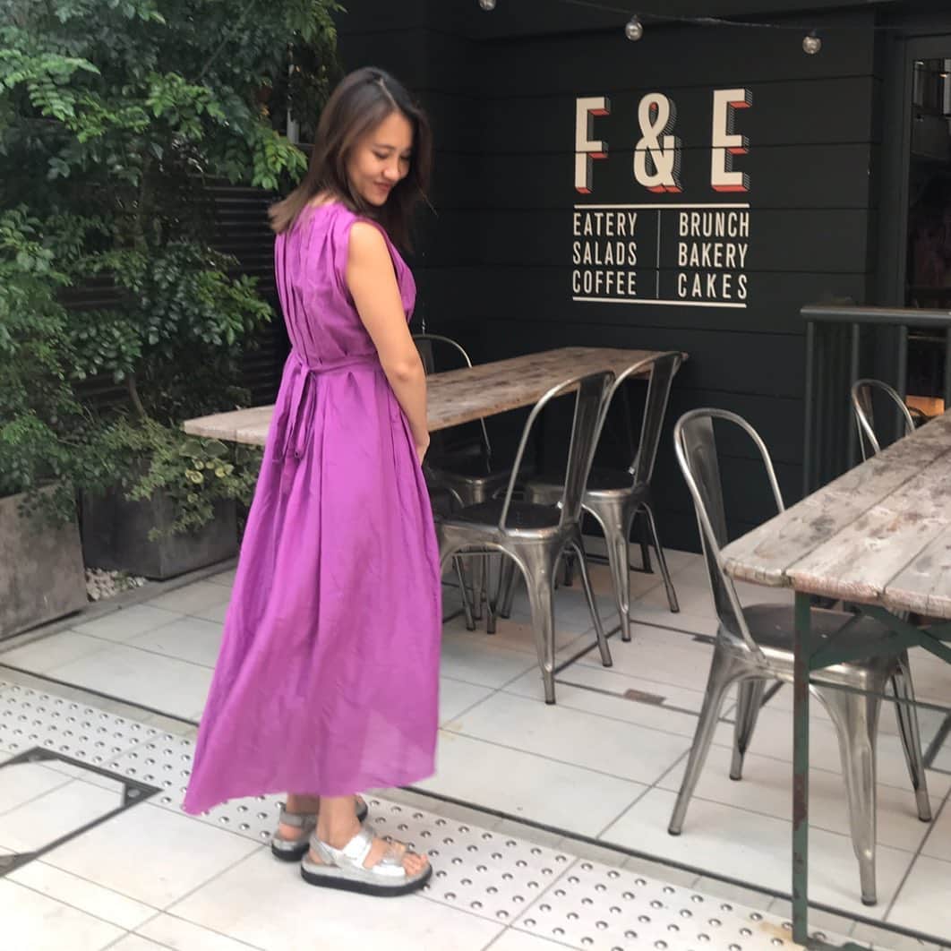 のインスタグラム：「涼しくなる前のコーデ😌  みんなとやるフリマ、一部アイテムはネットでも購入できます❤️ ストーリーで紹介しますね✨✨ #coordinate  #ワンピース @keikosasaki_mylan  #サンダル @chanellover #masukeiカラフルコーデ」