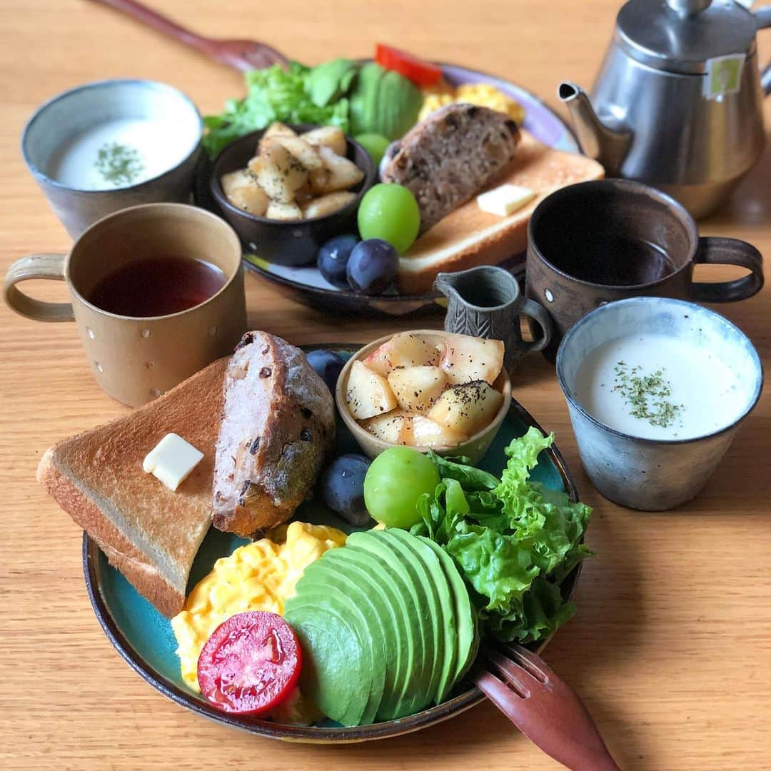 みかさんのインスタグラム写真 - (みかInstagram)「2019.9.20  おはようございます  今日のあさごはんは * ・食パン&くるみレーズンパン ・クラムチャウダー ・スクランブルエッグ ・アボカド ・桃のアールグレイマリネヨーグルト ・ぶどう *  今朝は冷凍庫掘り出し😂 ゼルコバさんのレーズンとくるみのパンに食パンハーフで。 ピキッピキなゼルコバパン、 とっても美味しい😋  パンストックゼロなので 昼休みパン散歩行こうかな！ * あとは久々当たりなアボカドで キレイに切れた。 アボカドって数年前まで 1個100円くらいで売ってた気がするけどこの頃160円以上しか 見ない気がする。 * 昨日外出だなんだで 3万歩以上歩いてたので 今朝はランもウォークも おやすみでしっかり休息。 * ラスト金曜日がんばろう〜 * #あさごはん#朝ごはん#朝食#ワンプレート#朝ごパン#アボカド#トースト#クラムチャウダー#小林美風#うつわ#仔犬印#breakfast#morning#cooking#igersjp#locari#macaronimate#yutakana_syokutaku#toast#おうちごはん#おうちごはん記録#おうちごはんlover#フーディーテーブル#朝時間#朝美人アンバサダー#桃のアールグレイマリネ」9月20日 8時29分 - mikasko