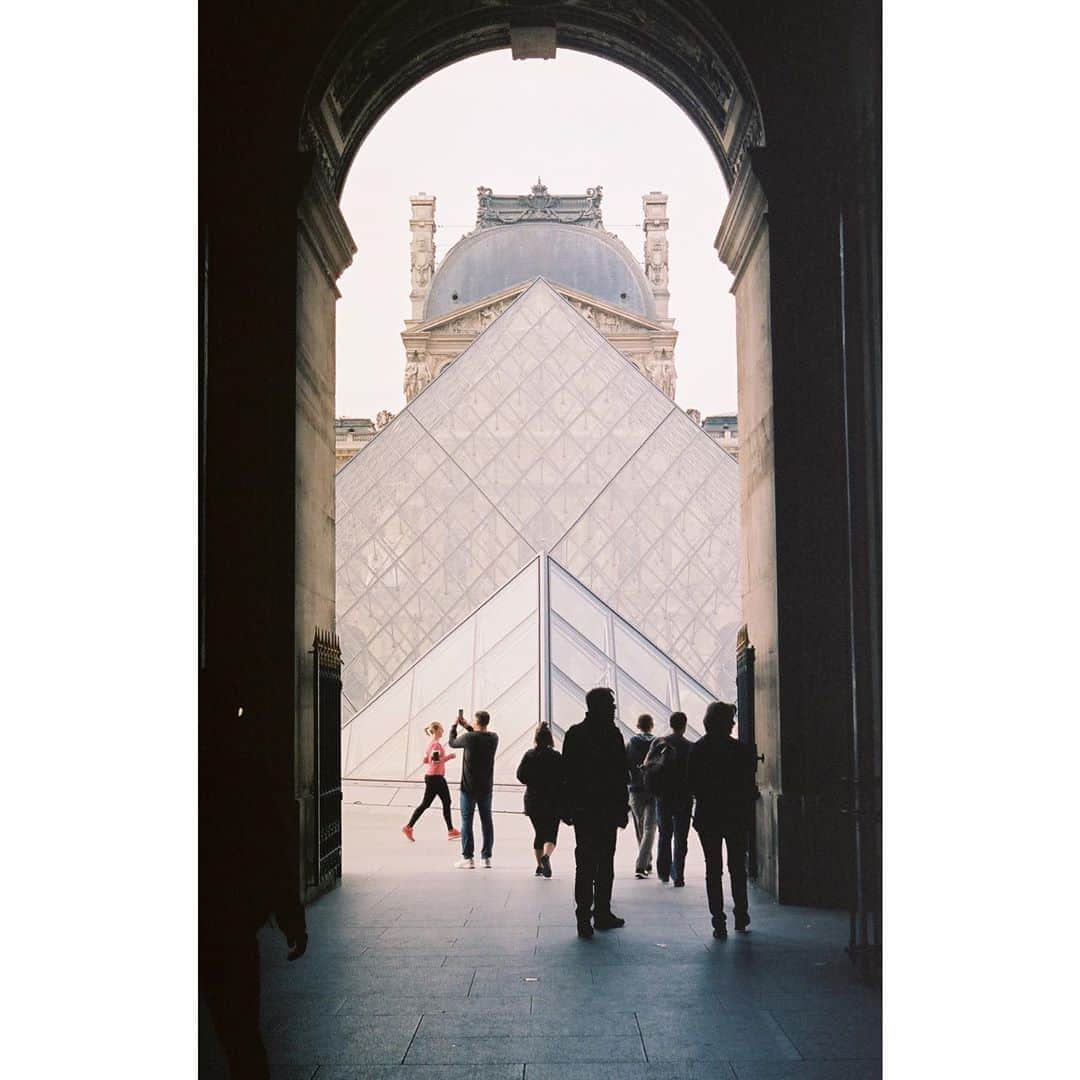 ローラ・スペンサーのインスタグラム：「The Louvre #paris #35mm #canonae1program #filmphotography #louvre」