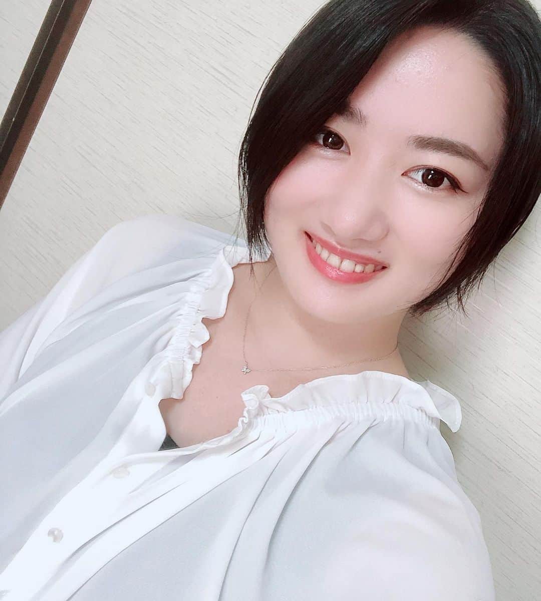西平風香さんのインスタグラム写真 - (西平風香Instagram)「今日はお気に入りの白のブラウス。 全身の写メ撮るのって中々難しいよね。」9月20日 8時39分 - fuukanishihira