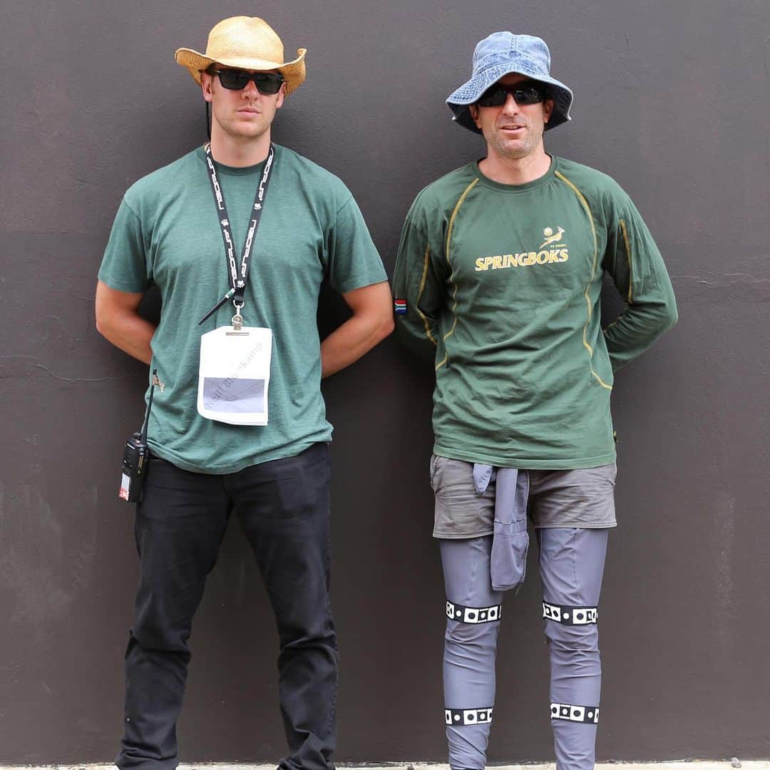 ニール・ブロムカンプのインスタグラム：「Just went through a ton of old on set photos. @sharltocopleyofficial and I on chappie」