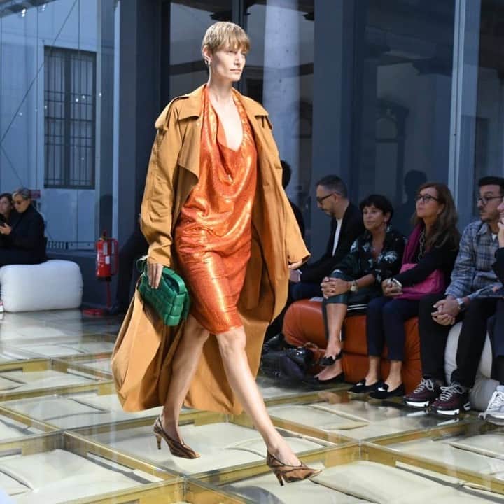 Vogue Runwayさんのインスタグラム写真 - (Vogue RunwayInstagram)「Identity established, Daniel Lee finds his codes at @bottegaveneta for Spring 2020. “Spring marks his second runway outing,” Vogue’s Nicole Phelps writes, “and what it tells us is that he’s a designer with conviction—there’s no wavering.” Tap the link in our bio for the full collection. Photo by @luke_leitch」9月20日 8時40分 - voguerunway