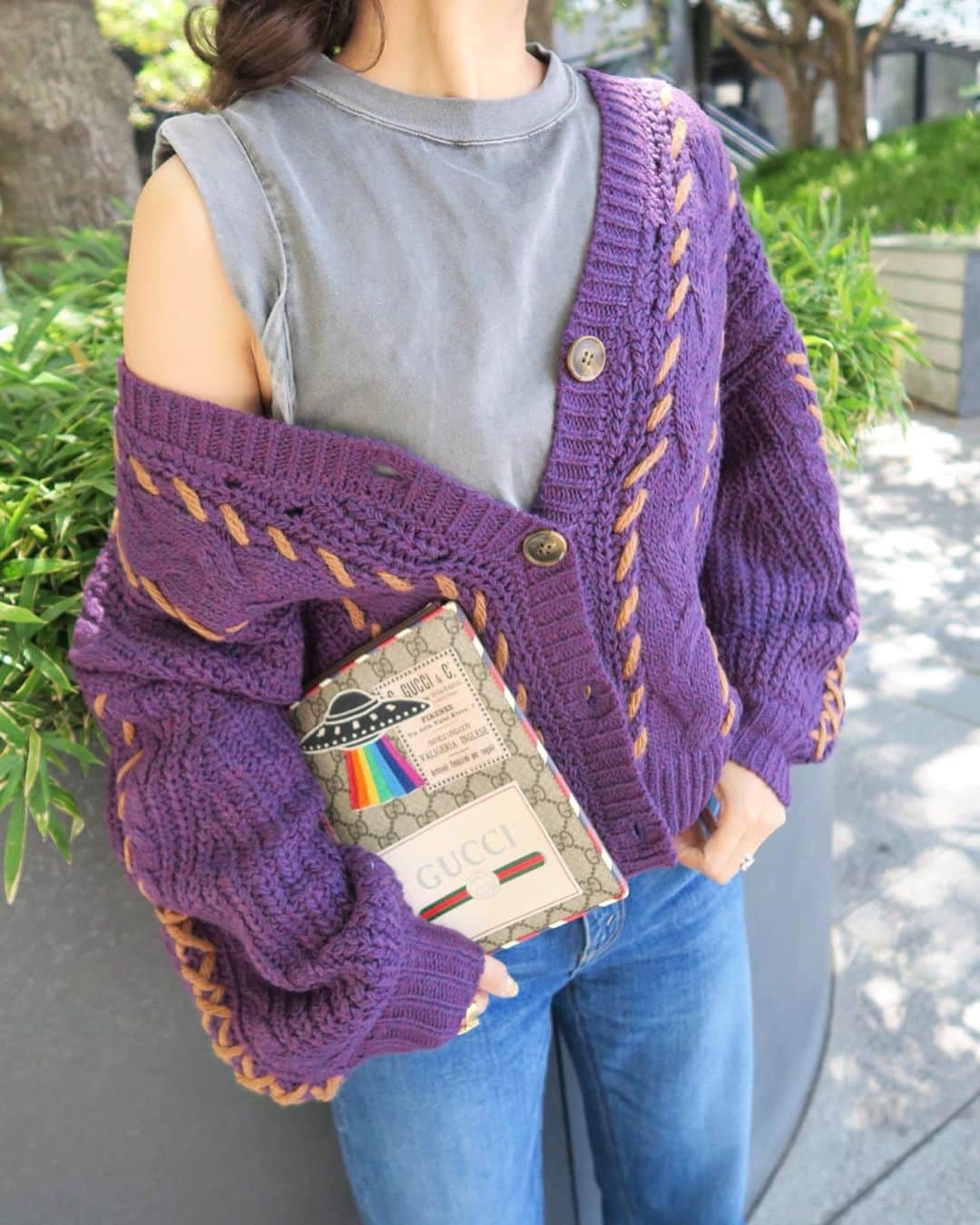 のインスタグラム：「昨日のcoordinate♡1つ前の投稿に沢山コメントを頂いたニットカーディガンは、LINKABLEの新作です＼(^o^)／このゆるっとざくっと感がタイプ♡今年も絶賛パープル好き♡ #wakkinstyle#ootd#coordinate knit:#linkable @linkable_officia(popup先行発売予定) tops＆denim:#stunninglure bag:#gucci shoes:#manoloblahnik  hat:#machatt」