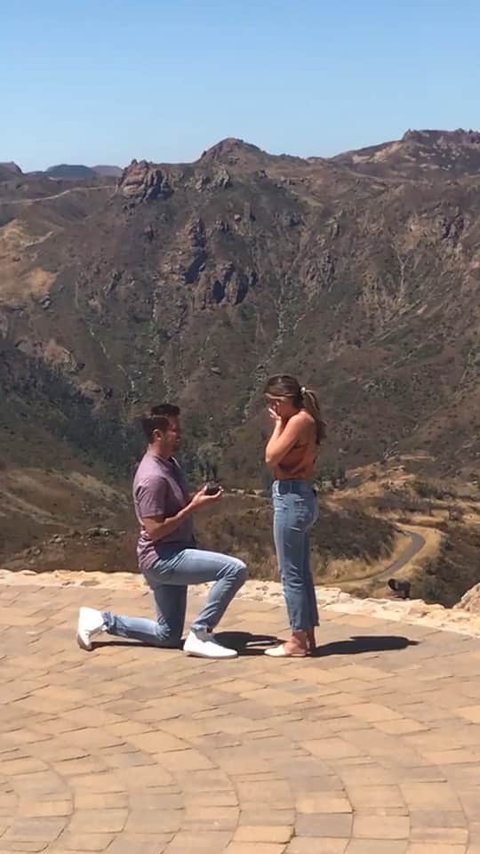 ジョーダン・ロジャースのインスタグラム：「This proposal was just us, and let me tell you almost everything that could’ve gone wrong DID! But I wouldn’t have it any other way...IT WAS PERFECTLY IMPERFECT.. so @joelle_fletcher here’s the full video since you blacked out from shock and dont remember much 😂 & here’s a quick overview of the near disaster that was the 48 hours before the proposal: For starters the custom ring I designed in NYC had to be rushed and barely (🙌🏽) arrived in time. Problem was, for secrecy I had to have it shipped on Thursday to Nashville (before a Sat proposal) to be picked up by a friend. Meanwhile I was in Studio for work in Charlotte that night and had to tell a little (HUGE) white lie to JoJo that I was going to be in studio until Midnight (when really I was flying to Nashville at 10pm without her knowing to pick up the ring). And here’s where it gets fun...my flight was delayed 4hrs, I took off at 2:30am all the while praying JoJo didn’t FaceTime or call me because I wouldn’t be able to answer in an airport or on the plane & that would seem SUPER shady. Landed in Nashville at 345am, drove to friends house to pick it up, then back to airport to catch a 6am flight to LA to meet up with JoJo. Didn’t sleep. I had never seen the venue I was planning to propose at. The lady I had coordinated with that was in on the secret bailed last minute so some random lady that had no idea I was proposing walked us through the venue and miraculously caught on to what was happening and filmed it from afar on her iPhone. Somehow....it all came together and was so amazing and surreal. Thanks again to @ry_lip10 for picking up the ring in Nashville & letting me stomp through your house while you were sleeping at 4am trying to find it in the dark 😂. Thanks to @ringconcierge for finishing this beautiful ring just in the nick of time! And big shout out to that random lady that probably was so confused when I started my proposal but figured she better film it...you’re the real MVP!!! 😂😂 Funny how much harder this proposal thing is without 20 producers planning the whole thing!! @joelle_fletcher I LOVE YOU 😍」