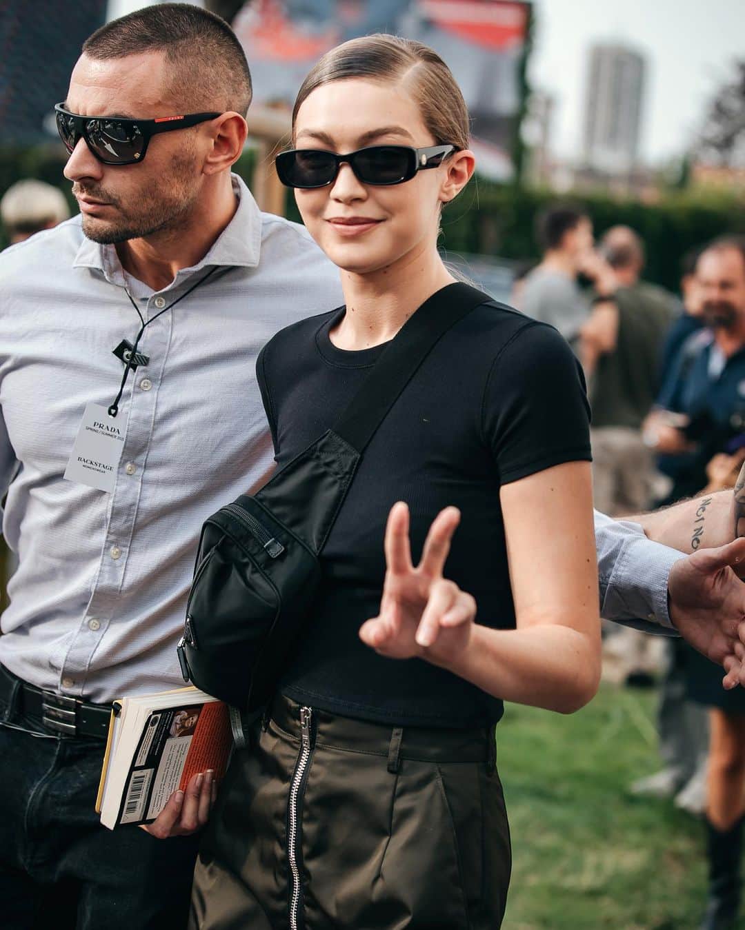のインスタグラム：「Thx @gigihadid 🔥🔥🔥👋🏻 가장 촬영하기 힘든 모델 중 한명인 지지 하디드 😏 . . #写真 #outfitideas #styleoftheday #ファッション #フォトグラファー #instafashion #파리 #東京 #서울패션위크 #sfw #오오티디 #nyc #koreafashion #패션그램 #womenswear #nyfw #데일리그램 #outfit #ootd #street #streetfashion #streetphoto #가로수길 #이태원 #사진 #스트릿패션 #모델 #wiwt #nyfw #pfw」