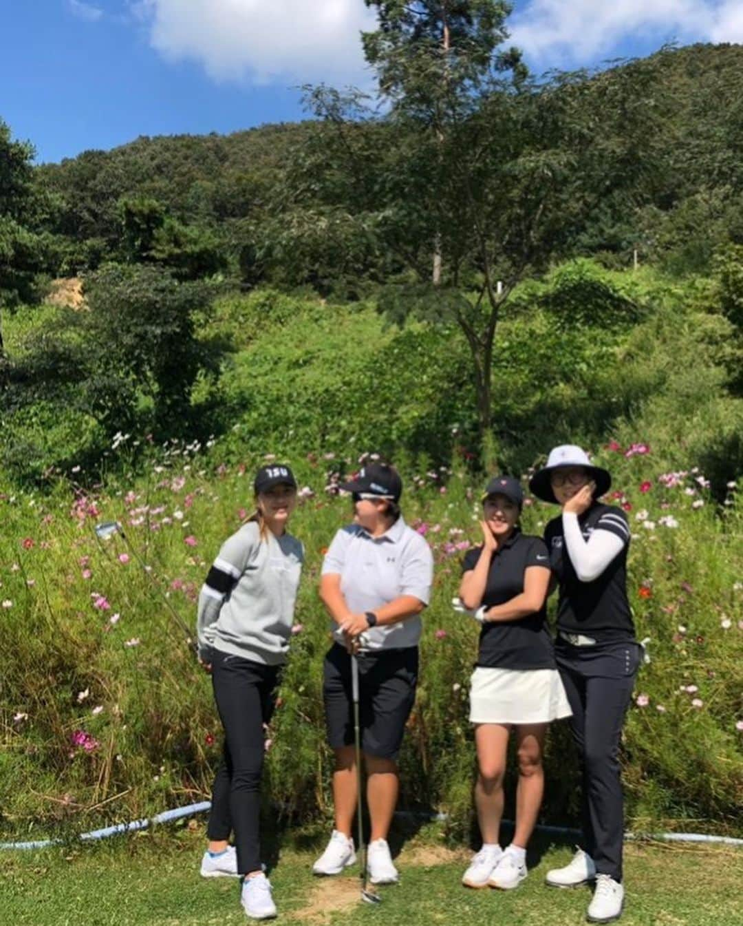 パク・ヒヨンさんのインスタグラム写真 - (パク・ヒヨンInstagram)「I had fun playing a round with friends in Korea *all of them used to be pro. we started golf when we were 13years old and still play together 20yrs after! . . #조아람프로 #송민지프로 #이정은5프로 #박희영프로  오랫만에 즐거운 라운드 민지만 거리 늘리자! #가을 #골프  한번더 친선경기 진행합시다!!초청장 기다릴게 ㅎ」9月20日 9時06分 - heeyounglpga