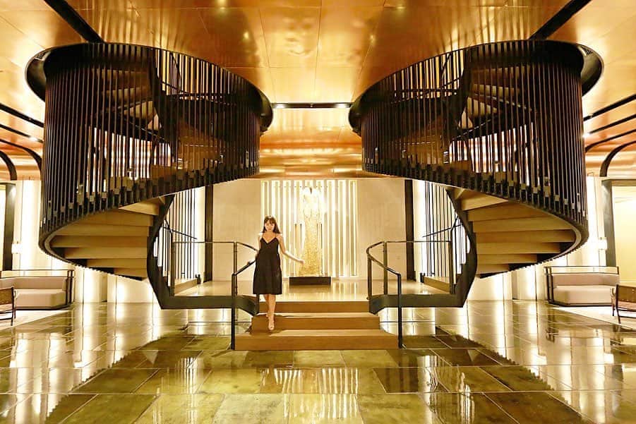 のインスタグラム：「Stylish interior,comfortable room and great service✨ Poolside bar was really nice🍸🌿 I had a great time @therumahotel ! @leadinghotelsoftheworld . . . . . クアラルンプールにて、史上最高にコスパの良いホテルに出会いました✨ 上海で宿泊して好みだったThe PuliがKLに新しく作ったとあって、インテリアもとても好み✨できたばかりなのでお部屋が清潔で立地も抜群、何よりプールバーが最高に居心地が良く、毎日通ってしまいました🍸✨サービスもきめ細かく素晴らしかった。 価格はかなりお手頃なのですが、宿泊してみたら流石リーディングに加盟しているだけあるなと感動✨KLは一通りホテルを試しましたが、今のところこちらが私的には1番！ . 🚩沢山の方々が保存して下さっているので追記:なんとチェックイン&チェックアウトの時間が決まっていませんでした(つまり前後の日もお部屋を押さえてくれている)! 大抵東京への帰国便は夜なので、好きな時間まで無料でお部屋確約のこのサービスは大変ありがたかったです。 . . . . #kualalumpur #therumahotel #lhw #lhwtraveler #luxuryhotel #malaysia #クアラルンプール #クアラルンプール旅行 #週末旅行 #poolside #beautifulbar  #interiordesign」
