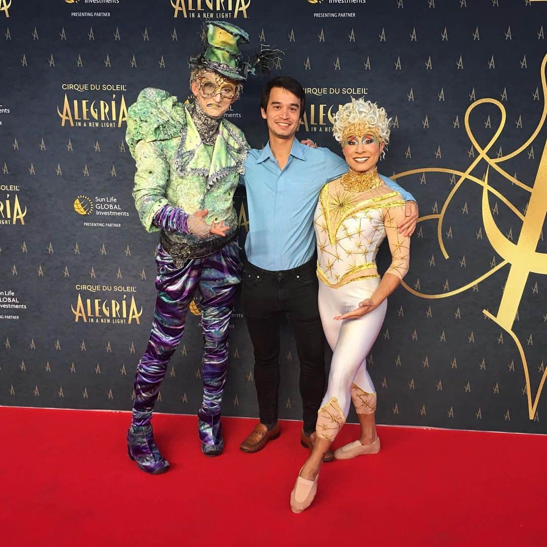のインスタグラム：「So amazing to have my brother here visiting and watching me perform ❤️ . . #familyfirst #premierenight #happygirl #cirquedusoleil」
