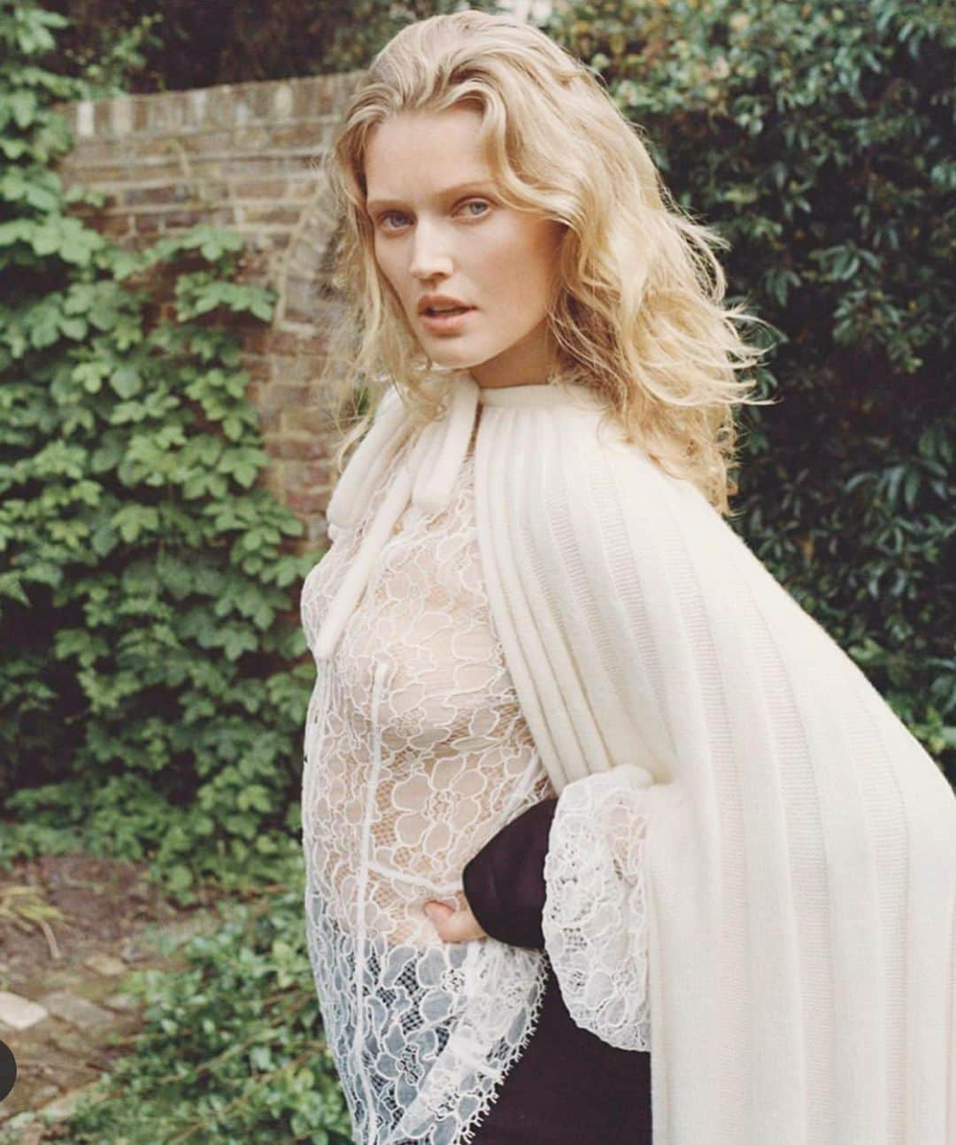 トニ・ガーンさんのインスタグラム写真 - (トニ・ガーンInstagram)「New @telegraphstella shot by @oliviafrolich in the English countryside 🐢 Thanks for the feature/ interview ☘️ 🌸」9月20日 9時40分 - tonigarrn