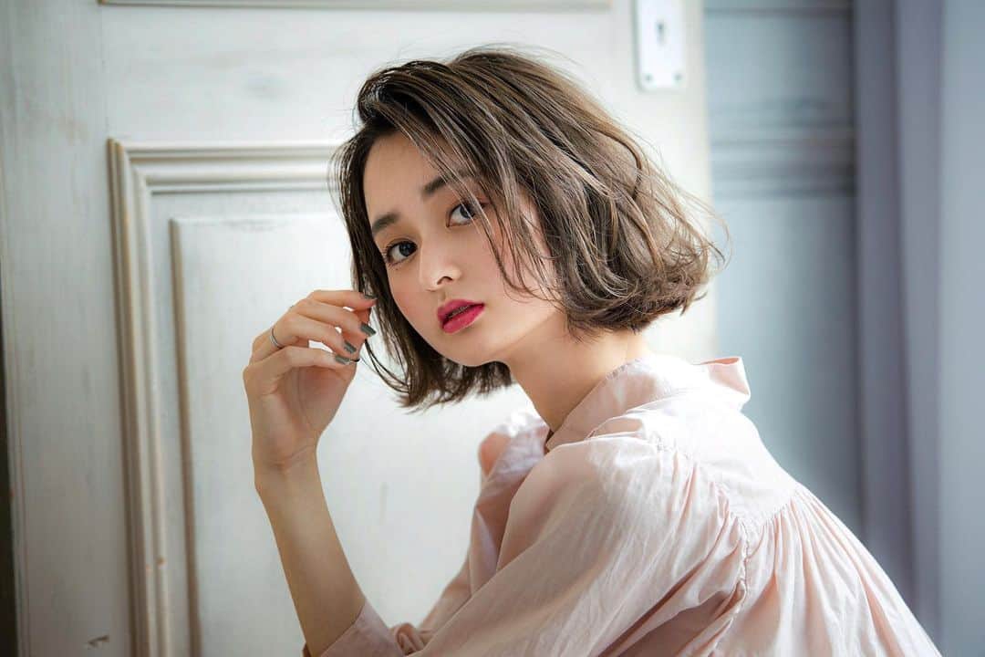 鮫島邦明のインスタグラム：「ヘア担当 @abesan_hair  レトロガーリーにどこか大人さを感じるスタイル ショートから伸ばしていく方は一旦ボブで揃えた方が伸ばしやすいです。 前髪の調節で 面長の方や丸顔の方どんな方でも似合うバランスを作れます^_^ #ハイライト #アッシュカラー #梅田美容室 #梅田美容院 #ヘア#梅田ヘアスタイル #髪型 #ヘアセット #ヘアメイク #キラ水 #グラデーション #ホリスティックカラー #ヘアアレンジ #アレンジ #就活 #美容学生 #美容専門学校#gu #snidel #梅田美容師 #モデル #サロンモデル #サロモ #ヘアカタ #ショートヘア#ショート #aujua --------------------------------------. 梅田と東京出店を計画中 スタッフ募集中メッセージくださいね★ AVANCE.CROSStuin梅田茶屋町 TEL06-6377-7211 AVANCE.CROSSmel c西梅田 TEL06-6348-2050 gif.hair TEL06-6377-7277 AVANCE.京橋 TEL06-6356-1555」