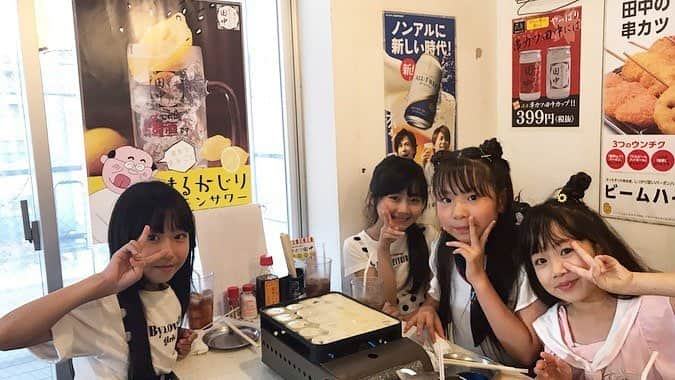 串カツ田中さんのインスタグラム写真 - (串カツ田中Instagram)「. @micchan_mocchan さんより ご来店ありがとうございます！ たくさん楽しんでいただけたようでとっても嬉しいです！ . たこ焼きはお子様だけでなく、パパ、ママも楽しく一緒に作ることができるので、いつもより美味しい事間違いなしです♪ ----------------------------------------------------- 楽しすぎ💙 たこ焼きは小学生以下のお子様がいるグループは9個セットが無料、大人でも6名様以上のグループで20個セットが無料😍 ソフトクリームも無料で作らせてくれるよ🍦 スタッフさんとジャンケンして勝ったらソフトドリンクも無料🥤 ----------------------------------------------------- . みなさんも #串カツ田中 で投稿してみてくださいね。投稿いただいた素敵なお写真を、串カツ田中の公式アカウントでご紹介させていただいております！ . . #串カツ #串カツ田中 #2度付け禁止 #揚げたて #大阪伝統の味 #グルメ #大阪グルメ #東京グルメ #食べ放題 #おいしいもの #お得 #グルメ部 #グルメ巡り #B級グルメ #食べ物グラム #食べスタグラム #食スタグラム #グルメ好きな人と繋がりたい #グルメな人と繋がりたい #食べスタ #たこ焼き #無料 #子供に優しい #子供のいる生活 #ソフトクリーム #じゃんけん #ドリンク無料 #パーティ #タコパ #たこ焼きパーティ」9月20日 9時44分 - kushikatsu_tanaka