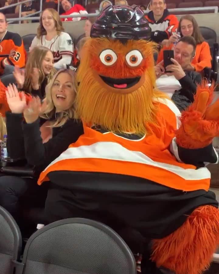 ティーガン・プレスリーのインスタグラム：「When Gritty comes for your girl 🤣  @barstoolsports @grittynhl  #teaganpresley #thursday #hockey #philadelphia #flyers #gritty #philadelphiaflyers #sports」