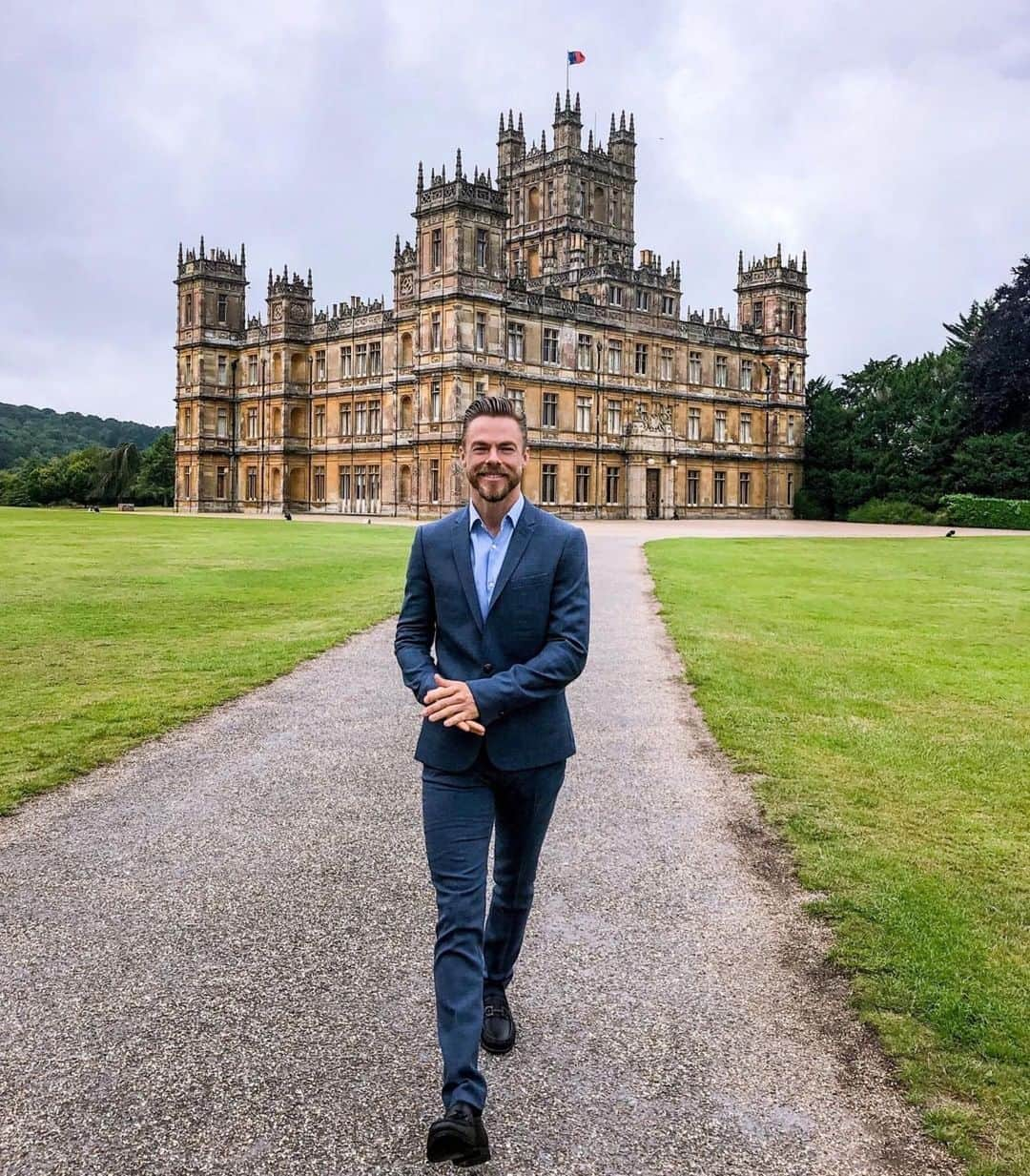 デレク・ハフさんのインスタグラム写真 - (デレク・ハフInstagram)「Had a great time getting to know this historical place intimately.  #Repost @nbc  Get ready for the royal treatment. @derekhough hosts a Return to #DowntonAbbey special event tonight at 8/7c on NBC.」9月20日 9時52分 - derekhough