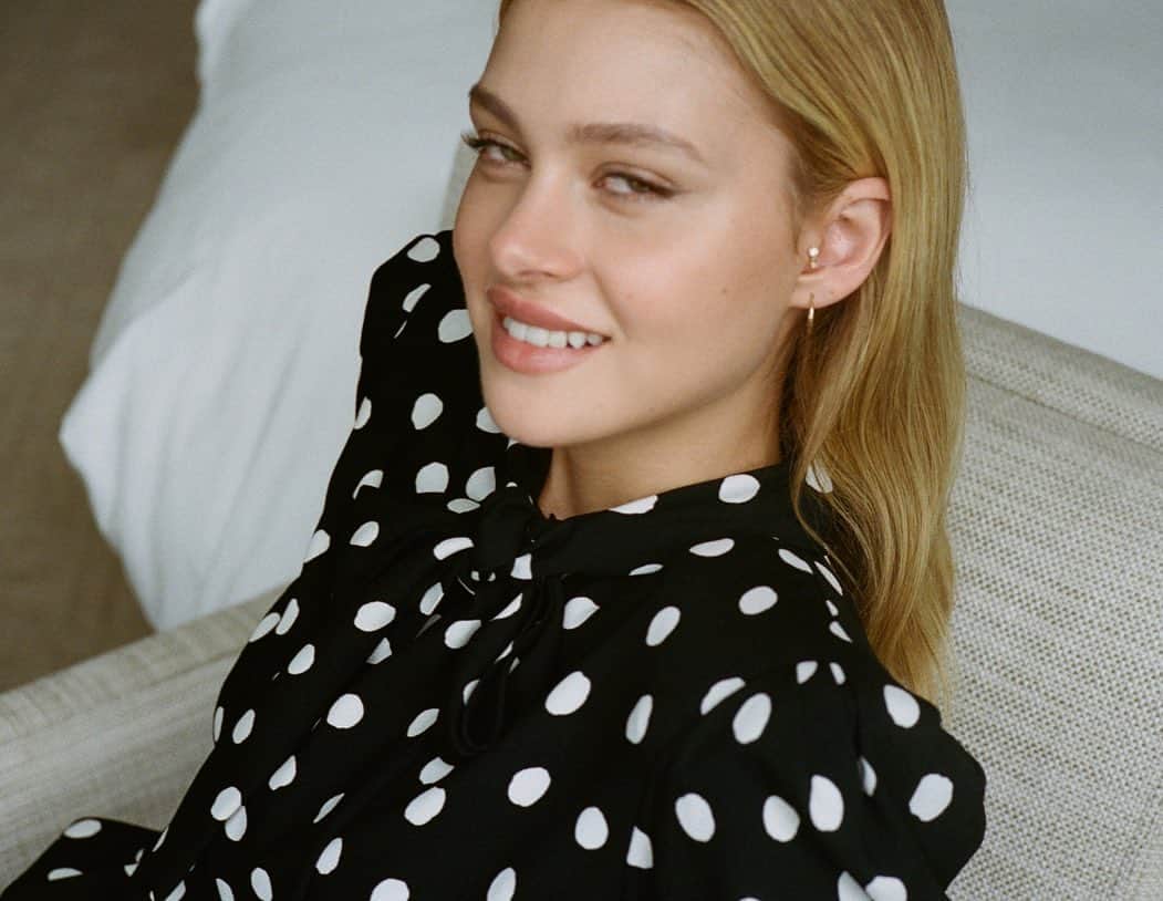 ニコラ・ペルツのインスタグラム：「@coveteur 🖤」