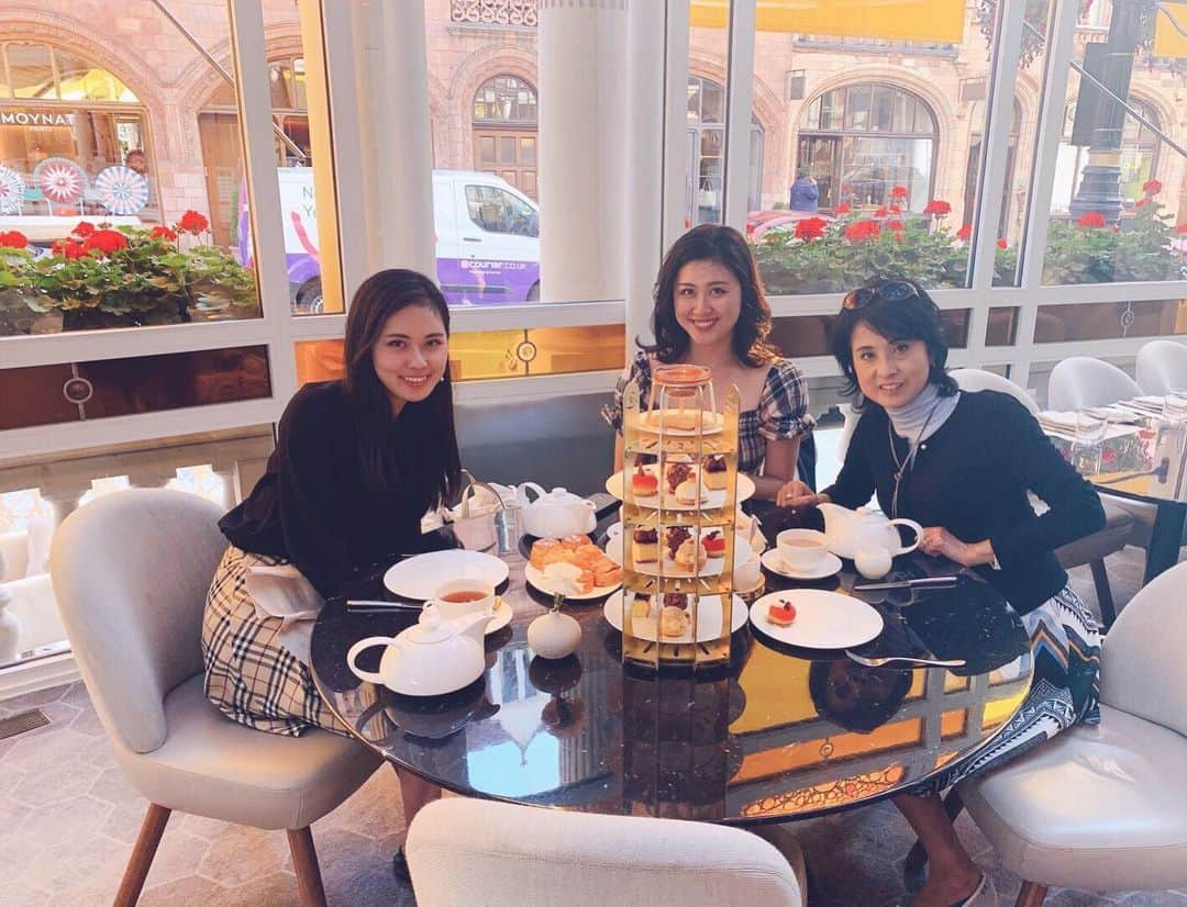 Rina Itagakiのインスタグラム：「Afternoon tea @theconnaught ☕️❤️ メイフェアにある隠れ家的な素敵なホテルでお茶を👩‍👧‍👧 普段あんまり甘いものは食べないんだけど、ここのスコーンは美味でした😍 #london #trip #family #travel #ロンドン旅行」