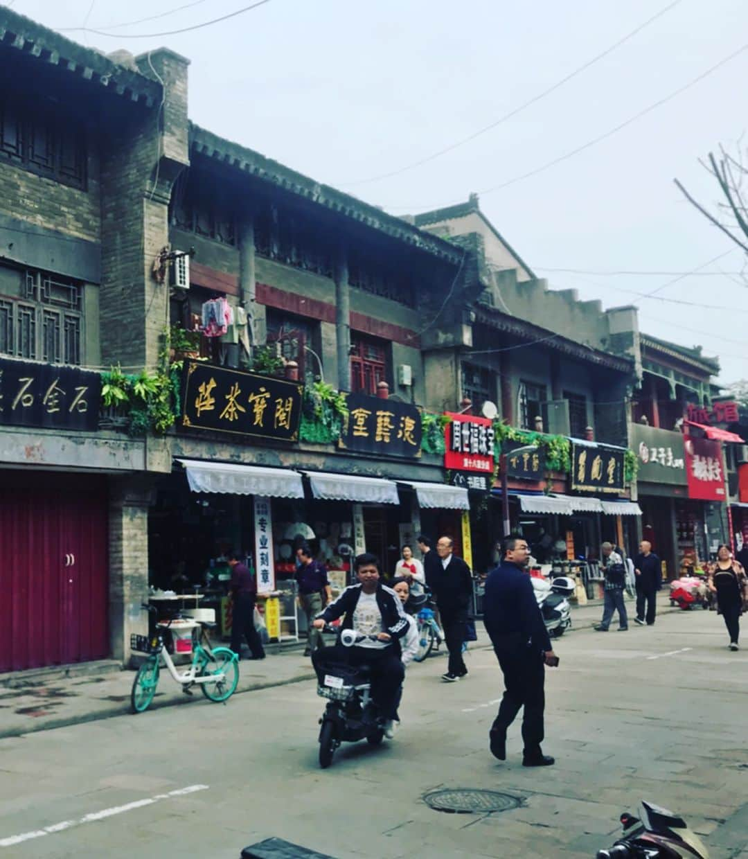 鈴木涼美さんのインスタグラム写真 - (鈴木涼美Instagram)「Short trip to Xi'an. Humin Street, Terracotta Worriors, Huaquin Palace, City wall... 中国本土は急速な成長と豊かさで本当に賑やかかつ勢いがあるので、元気になる。 #西安 #xian #terracottawarriors #huminstreet #兵馬俑 #イスラム教徒街  #huaquingpalace」9月20日 10時16分 - suzumisuzuki