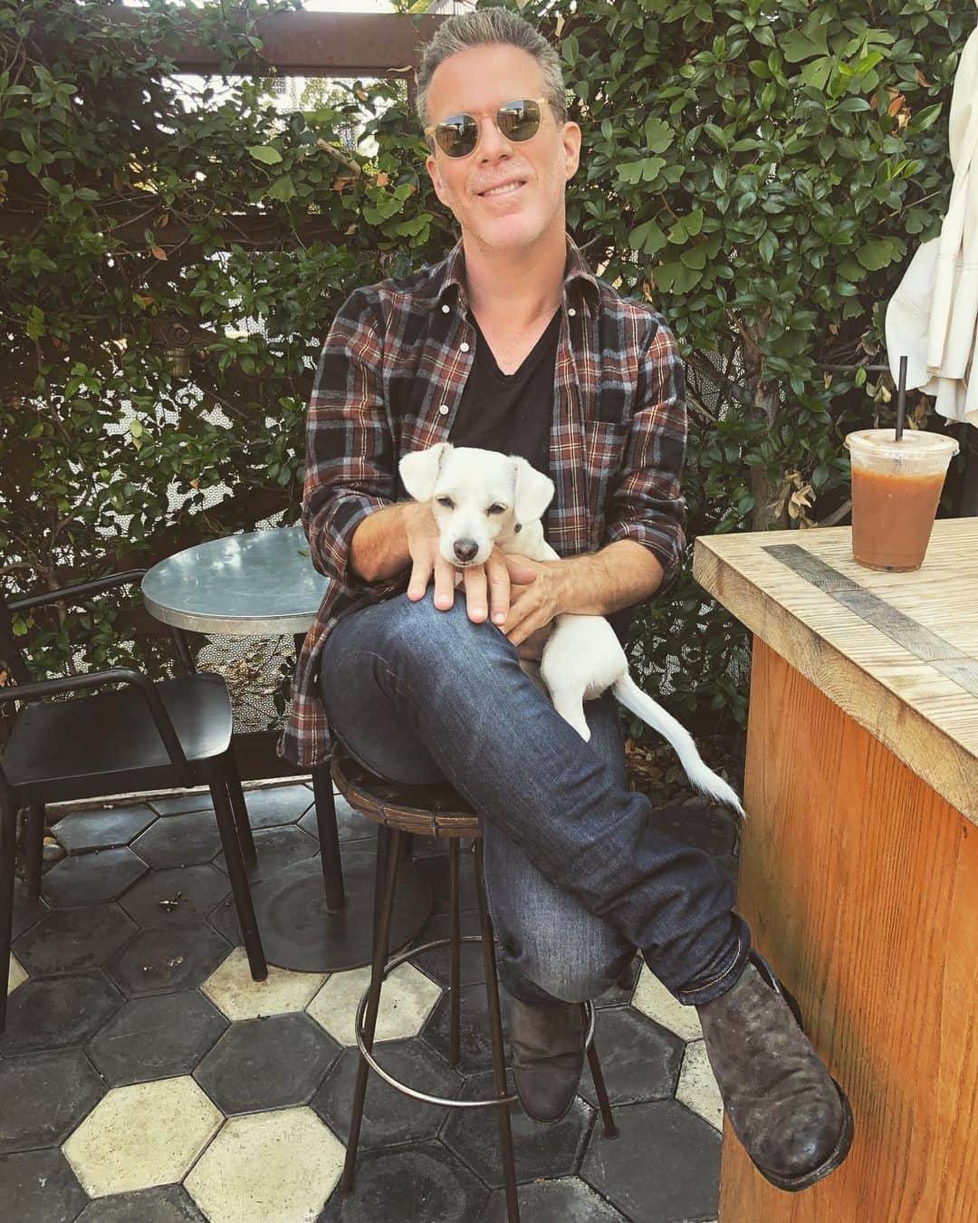 scottlippsさんのインスタグラム写真 - (scottlippsInstagram)「Chilling with my little guy.. puppies and sunshine in #la at Zinque @milolipps wearing @thursdayboots #cali #life」9月20日 10時33分 - scottlipps
