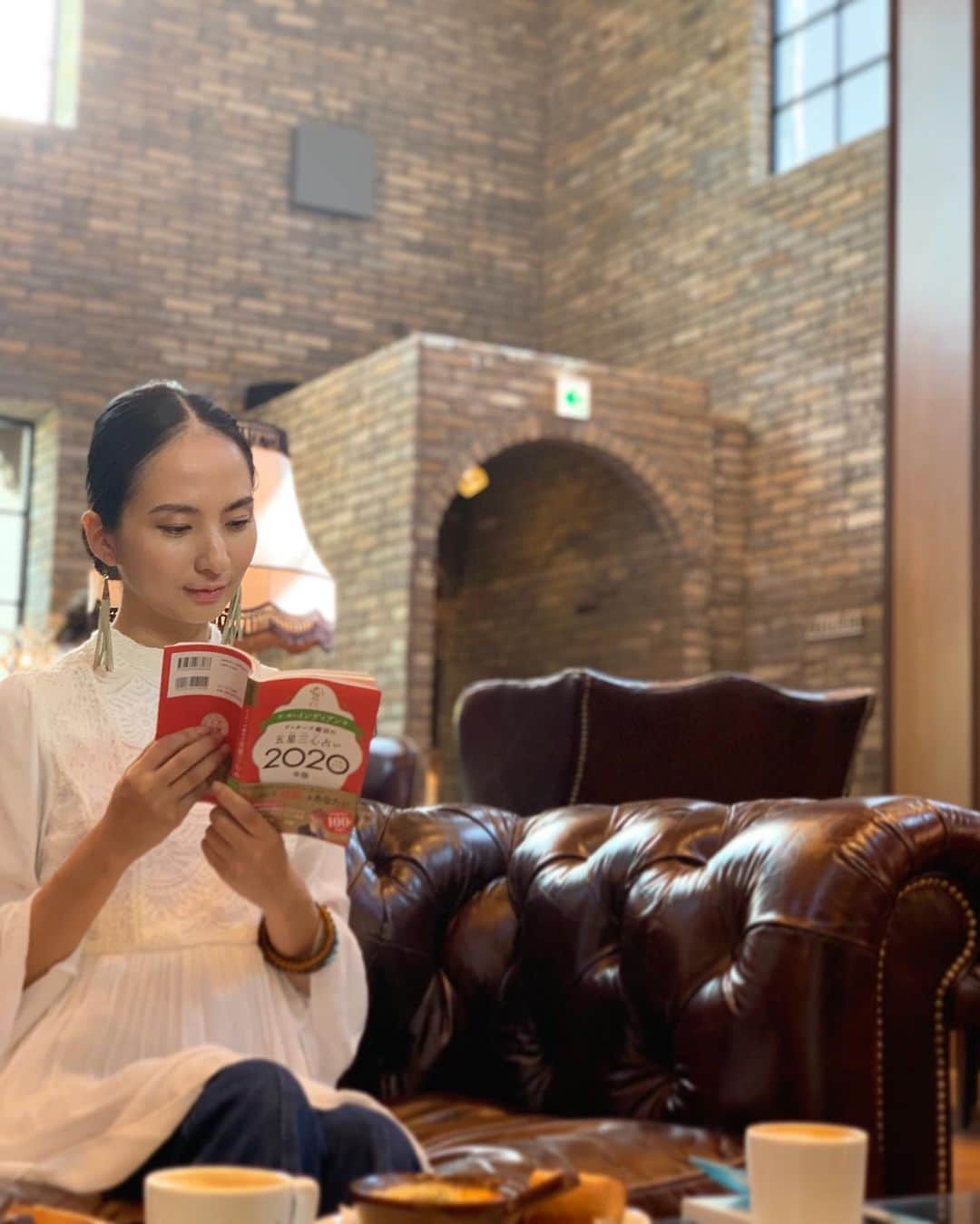 芥川舞子のインスタグラム：「ゲッターズ飯田さん @iidanobutaka の新著、【五星三心占い２０２０】を買い熟読中です！ ・ ゲッターズ飯田さんとの出会いは、昨年、雑誌「ヨガジャーナル」@yogajournal_japan さんのお仕事でご一緒させて頂いたことがきっかけでした。 この時、岡田茉里乃さん @marino_912 とも出会うことができました！ ・ 幸いにもその時、ゲッターズ飯田さんに私たち夫婦は占ってもらうことができ、その時の内容は今でも私たちの指針となっています！ ・ 自分の人生に起こることとゲッターズ飯田さんの本に書かれている運気の流れが面白いくらいにシンクロしているので、 先日発売されたばかりの２０２０年版を目にした時は迷いなく購入。 ・ 昨年よりページ数もボリュームアップして、さらに読みやすい内容になっていると感じました。 ・ 運気の流れを把握して、良いタイミングで行動したり人と出会ったりすることが、自分の人生をより良く生きていくのに大切だということが繰り返し書かれています。 ・ ゲッターズ飯田さんからは、占いで人を支配したりコントロールしようというものは全く感じられず、むしろ占いに縛られるのではなく、占いを通して自分自身を知ることが大切だというスタンスで伝えてくれるのが私にとっては取り入れやすかったです。 ヨガもまさに、教えに縛られるのではなくヨガを通して自分自身を知ることが大切です。 ・ 自分との友好なお付き合いができるツールとして、この本をこれからも活用していこうと思います！ ・ #ちなみに私は #金のインディアン #アホな星の持ち主 #理屈が好きな中学生 #心は老人 #ゲッターズ飯田 #五星三心占い」