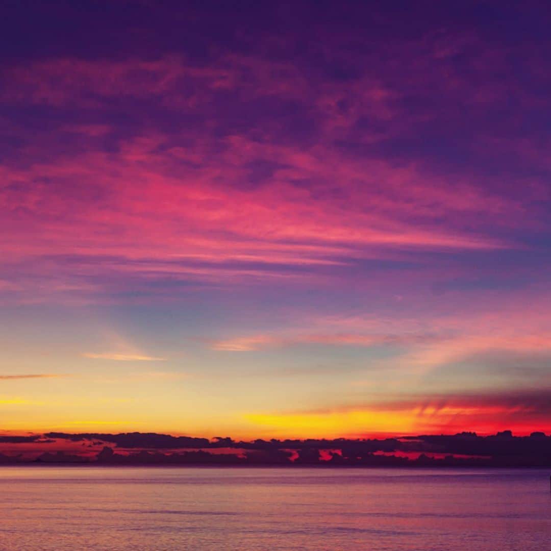 のインスタグラム：「Sunset ☀️🌙✨ #healing #sunset #okinawa #japan @yanbaru_hostel」