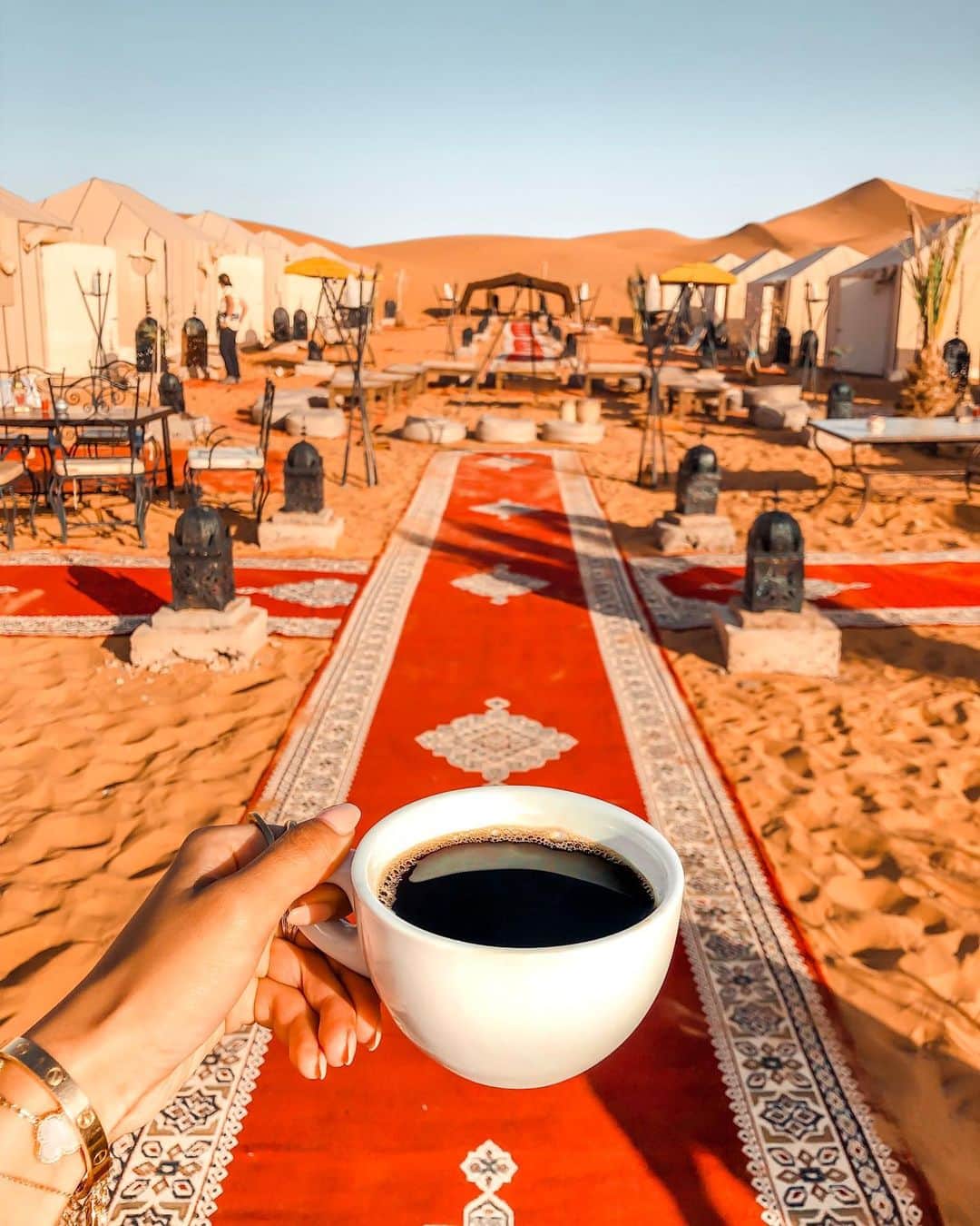 福井仁美さんのインスタグラム写真 - (福井仁美Instagram)「Good morning!!! This is Desert Oasis!!!☕️ ─────────────────────── 日が昇る前から早起きして、見たこともない大きな太陽の日の出と朝焼けを見た後のコーヒーは格段に美味しかった❤️ 砂漠を歩きすぎて筋肉痛！笑 ・ #coffee #coffeeaddicts #me #コーヒー #sahara #Sahara desert #saharadesertluxurycamp #desertcamp #サハラ砂漠 #メルズーガ #サハラ砂漠キャンプ #morocco #shooting #moroccotravel #moroccotrip #morocco_vacations #モロッコ #モロッコ旅行 #jetsetter #المغربية  #travelphotography #travelersnotebook  @mytrip_stw」9月20日 10時29分 - hitton28