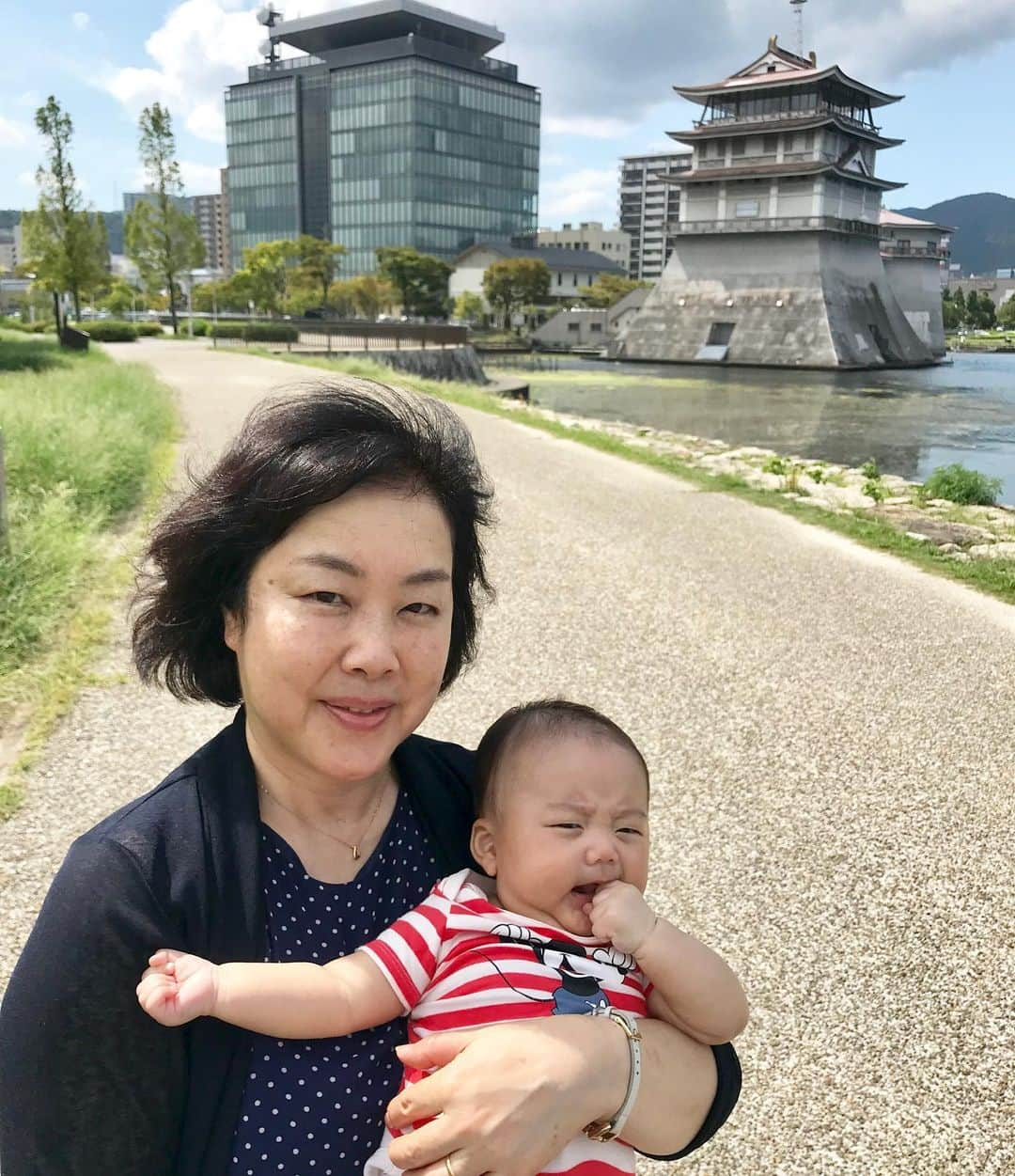 輝良まさとさんのインスタグラム写真 - (輝良まさとInstagram)「・ 真那人、昨日で生後100日になりましたー❣️ おめでとう㊗️🎉 あっという間だけど、まだ100日なのかって感じもするな🤔 ちょうど昨日関西から横浜の方に帰ってきたのでバタバタで写真だけ撮って投稿できなかった💦💦 あえての裸んぼさんで撮ってみた💕 ・ 初めての新幹線も多少はぐずったけど行きも帰りも寝てくれたし、関西の父も母も久しぶりの帰省をとーっても喜んでくれて楽しい4泊5日を過ごせました😊❤️ ・ またじぃじとばぁばのとこに遊びに行こうね✨ ・ さて、今日はこれから予防注射💉 4本打つみたいだから頑張れーー😫💪 ・ ・ ・ #天使ママ#レインボーベビー#レインボーベビー真那人#令和元年ベビー#6月生まれ#生後3ヶ月#生後101日#赤ちゃん#赤ちゃんのいる生活#育休中#ママリ#ベビフル#可愛い#愛おしい#新米ママ#生後100日#おめでとう#あっという間#実家帰省#楽しかったね#また行こうね#そういえば#蒙古斑#ないね」9月20日 10時31分 - kirahama0703