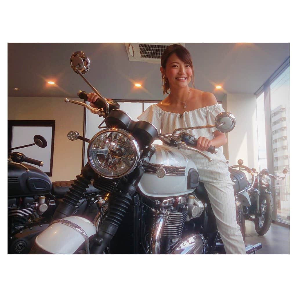 きのせひかるさんのインスタグラム写真 - (きのせひかるInstagram)「㊗️トライアンフ大阪オープン🎊 . バイク情報番組『Like a wind』で たっぷりご紹介しているよ〜♫ . ぜひYouTubeをチェックしてね❤️ ☞ @likeawind.tv . そして明日は 私の最終学歴である教習所 八戸ノ里ドライビングスクールのイベントに 出演させていただくの🌼 . やえどら すっごくいいところなので みんな気軽に遊びに来て〜🏍💕 . . . #バイク #バイク女子 #バイク乗り #バイク好き #バイクのある風景  #バイクのある生活  #バイクのある景色  #バイクのある人生  #バイク乗りと繋がりたい  #バイク好きな人と繋がりたい  #トライアンフ #triumph  #イギリス #英国 #外車 #motorcycle #girlsbiker  #ローカルタレント #リポーター #ライクアウインド #likeawind  #東大阪 #八戸ノ里ドライビングスクール #ヤエドラ」9月20日 10時32分 - hikarukinose