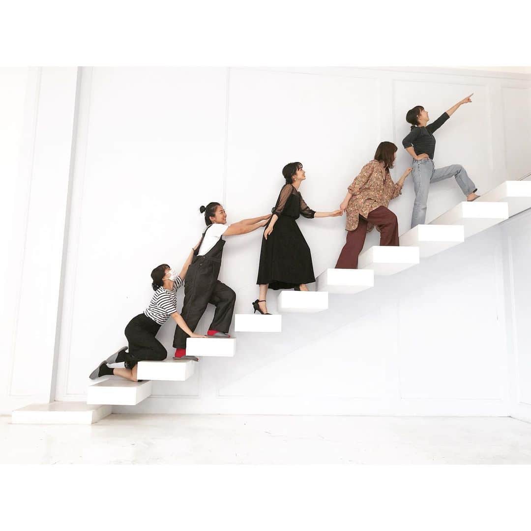のインスタグラム：「☺︎☺︎☺︎☺︎☺︎ 昨日の『apart by lowrys』オフショット♡ 雨予報がまさかのピーカンで良かったぁ☺︎ 物欲も更に加速であります♡むふふ #brand #apartbylowrys #アパートバイローリーズ #アダストリア →@apartbylowrys @dotst_official #Japan #Tokyo #work #fashion #shooting #offshot #girl #woman #ladies #akephoto #akework #akeapart #ファッション #撮影 #オフショット #ロケ #感謝 #model #satorujapan #akemigondo #モデル #サトルジャパン #権藤朱実 →@satorujapan_official @akemigondo ☑︎プロフィールのリンクにて、blog更新中☺︎ My blog『ake photo』 →http://ameblo.jp/akemi-gondo/」