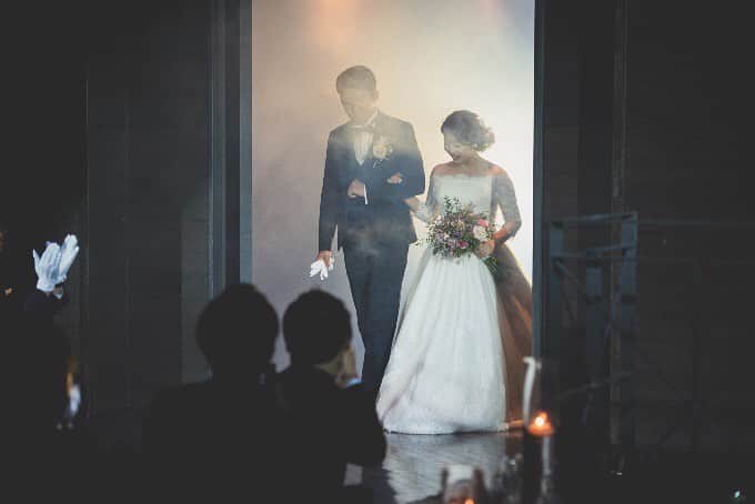ヴィラデマリアージュさいたまのインスタグラム：「—Party Report— ”Entertainment　Wedding”﻿ Hisashi & Midori's mariage ﻿ ﻿ 今までにない他とは違った結婚式・・・﻿ 変わった演出も取り入れて﻿ ゲストと一緒に盛り上がりたい！！﻿ ﻿ お打合せでのお二人のお声から提案させて頂いた結婚式﻿ ﻿ どこからともなく声が聞こえる・・・ ﻿  音楽がピークに達したとき、 ﻿ まさかの一風変わった司会者が入場！ ﻿  会場が盛り上がったところで音楽に合わせた	﻿ スモークや照明、ムービングライトを駆使した演出で ﻿ お二人が入場！！ ﻿ ﻿ 今までにない演出でゲストにあっと言わせた﻿ Bon Mariage!﻿ ﻿ #villasdesmariages#ヴィラデマリアージュ#ヴィラデマリアージュさいたま#結婚式レポート#結婚式場#ウェディング#wedding#ブライダルフェア ﻿ #式場見学#大宮結婚式場#結婚式場探し#式場探し#南フランス﻿ #ウェディングネーム#weddingname#コンセプトウェディング#プレ花嫁#プレ花嫁準備#プレ花嫁さんと繋がりたい#卒花嫁#卒花嫁レポ#卒花嫁さんと繋がりたい#さいたま#さいたま結婚式場」