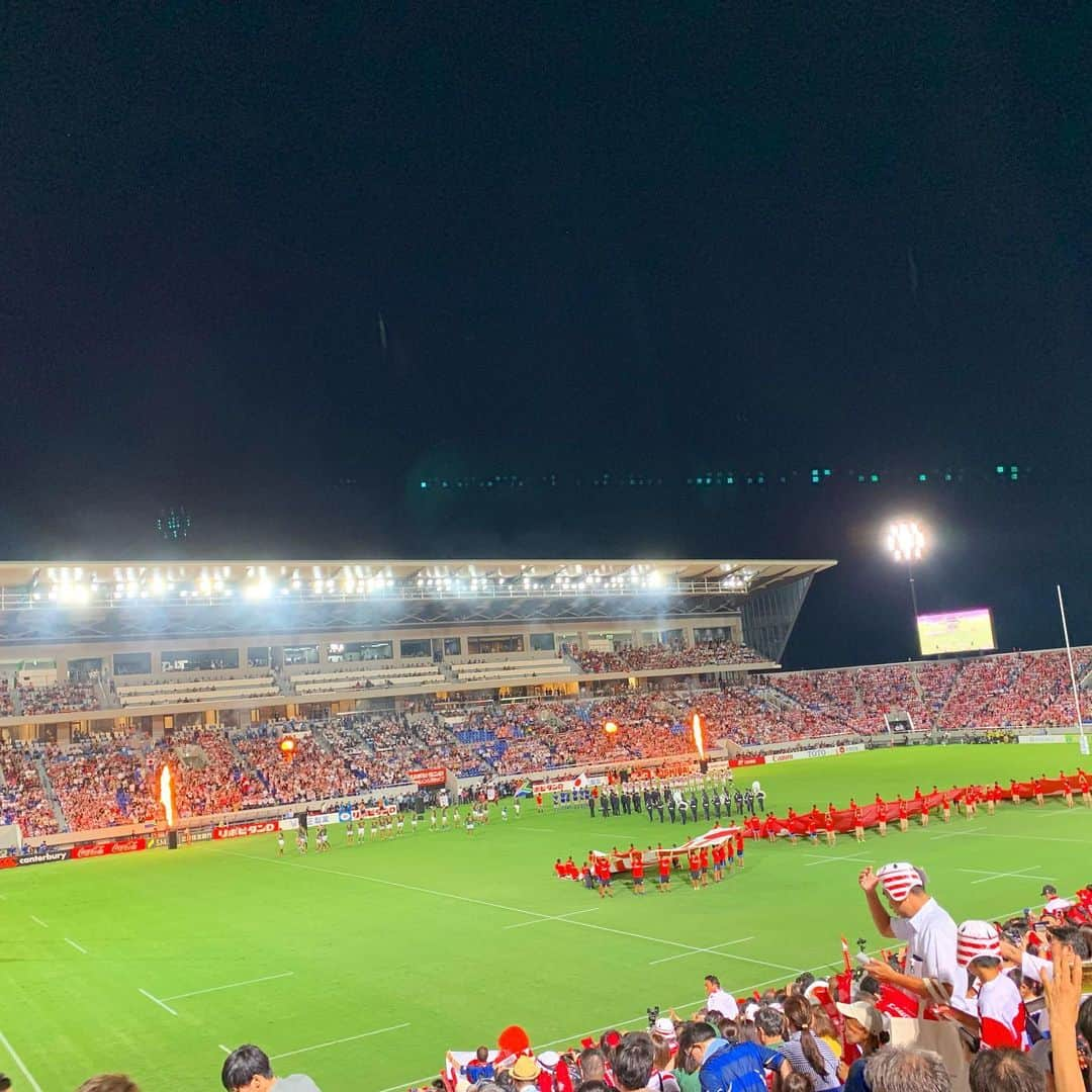 美ST編集部さんのインスタグラム写真 - (美ST編集部Instagram)「本日からいよいよ開催‼️🏉ラグビーワールドカップ日本大会🏉 . 先日熊谷ラグビー場で行われた日本対南アフリカの試合も、美魔女と一緒に観戦に行ってきました✨会場は2万人超えの観客でとにかく大熱狂‼️ワールドカップへの期待もますます高まりました😆 . 実は17日に発売になったばかりの美ST11月号にもラグビー企画があるんです👀 ラグビー妻の美容法から、8月に大勝した花園での試合の様子もあり、先日最終回を迎えたラグビードラマに出演していた俳優・高橋光臣さん @mituomitakahashi_official にもご登場いただいたり…と、美ST読者の皆さまにもラグビーの魅力を感じていただけるような内容になっているので、是非ご覧くださいね🤗 . 開幕戦の日本🇯🇵対ロシア🇷🇺は19:45〜！頑張れブレイブブロッサムズ‼️💪 . #美ST編集部 #美ST #美STweb #美スト #美容 #美魔女 #ラグビー #ラグビーワールドカップ2019 #ラグビー日本代表 #ラグビー女子 #ノーサイドゲーム #ラグビー好きな人と繋がりたい#リポビタンD #リポビタンDチャレンジカップ #スポーツ観戦 #スポーツ好き #rugby #編集はま . ================ 美容雑誌『美ST』編集部公式Instagramアカウントです！撮影の裏側や、最新コスメ・美容情報、最新号のお知らせなどを配信中。ぜひフォローしてくださいね。 ================」9月20日 10時46分 - be_story_official