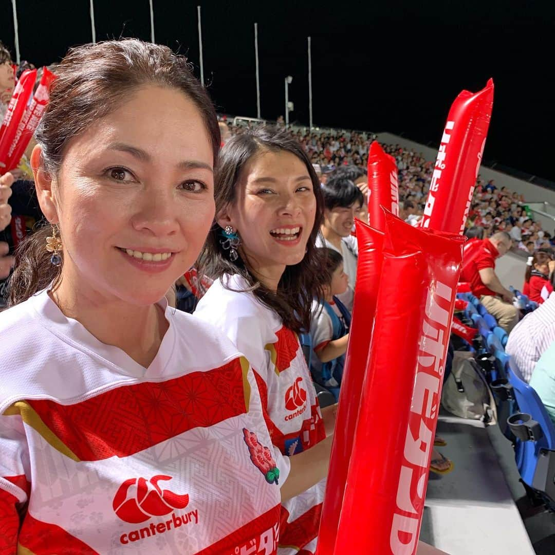 美ST編集部さんのインスタグラム写真 - (美ST編集部Instagram)「本日からいよいよ開催‼️🏉ラグビーワールドカップ日本大会🏉 . 先日熊谷ラグビー場で行われた日本対南アフリカの試合も、美魔女と一緒に観戦に行ってきました✨会場は2万人超えの観客でとにかく大熱狂‼️ワールドカップへの期待もますます高まりました😆 . 実は17日に発売になったばかりの美ST11月号にもラグビー企画があるんです👀 ラグビー妻の美容法から、8月に大勝した花園での試合の様子もあり、先日最終回を迎えたラグビードラマに出演していた俳優・高橋光臣さん @mituomitakahashi_official にもご登場いただいたり…と、美ST読者の皆さまにもラグビーの魅力を感じていただけるような内容になっているので、是非ご覧くださいね🤗 . 開幕戦の日本🇯🇵対ロシア🇷🇺は19:45〜！頑張れブレイブブロッサムズ‼️💪 . #美ST編集部 #美ST #美STweb #美スト #美容 #美魔女 #ラグビー #ラグビーワールドカップ2019 #ラグビー日本代表 #ラグビー女子 #ノーサイドゲーム #ラグビー好きな人と繋がりたい#リポビタンD #リポビタンDチャレンジカップ #スポーツ観戦 #スポーツ好き #rugby #編集はま . ================ 美容雑誌『美ST』編集部公式Instagramアカウントです！撮影の裏側や、最新コスメ・美容情報、最新号のお知らせなどを配信中。ぜひフォローしてくださいね。 ================」9月20日 10時46分 - be_story_official