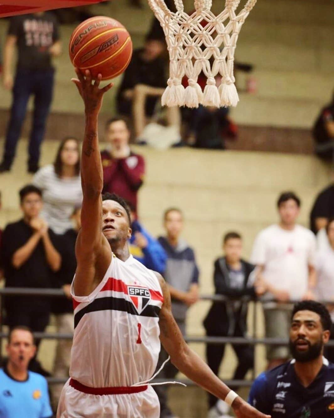 São Paulo FCさんのインスタグラム写真 - (São Paulo FCInstagram)「🏀 Primeiro passo rumo às semifinais! O #BasqueteTricolor venceu o Jogo 1 das quartas de final do Campeonato Paulista: São Paulo 89 x 83 Bauru, no Ginásio do Morumbi, com atuação espetacular de @georgelucas14 (35 pontos). O Jogo 2 da série ‘melhor de três’ acontece no domingo, às 18h, em Bauru. O Tricolor está a uma vitória da classificação! #VamosSãoPaulo 🇾🇪 ⠀⠀⠀⠀⠀⠀⠀⠀⠀ 📸 Igor Amorim / saopaulofc.net」9月20日 10時47分 - saopaulofc