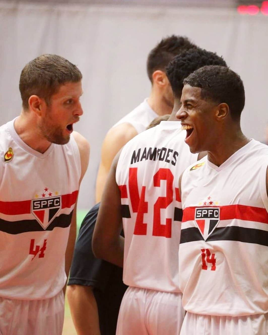 São Paulo FCさんのインスタグラム写真 - (São Paulo FCInstagram)「🏀 Primeiro passo rumo às semifinais! O #BasqueteTricolor venceu o Jogo 1 das quartas de final do Campeonato Paulista: São Paulo 89 x 83 Bauru, no Ginásio do Morumbi, com atuação espetacular de @georgelucas14 (35 pontos). O Jogo 2 da série ‘melhor de três’ acontece no domingo, às 18h, em Bauru. O Tricolor está a uma vitória da classificação! #VamosSãoPaulo 🇾🇪 ⠀⠀⠀⠀⠀⠀⠀⠀⠀ 📸 Igor Amorim / saopaulofc.net」9月20日 10時47分 - saopaulofc