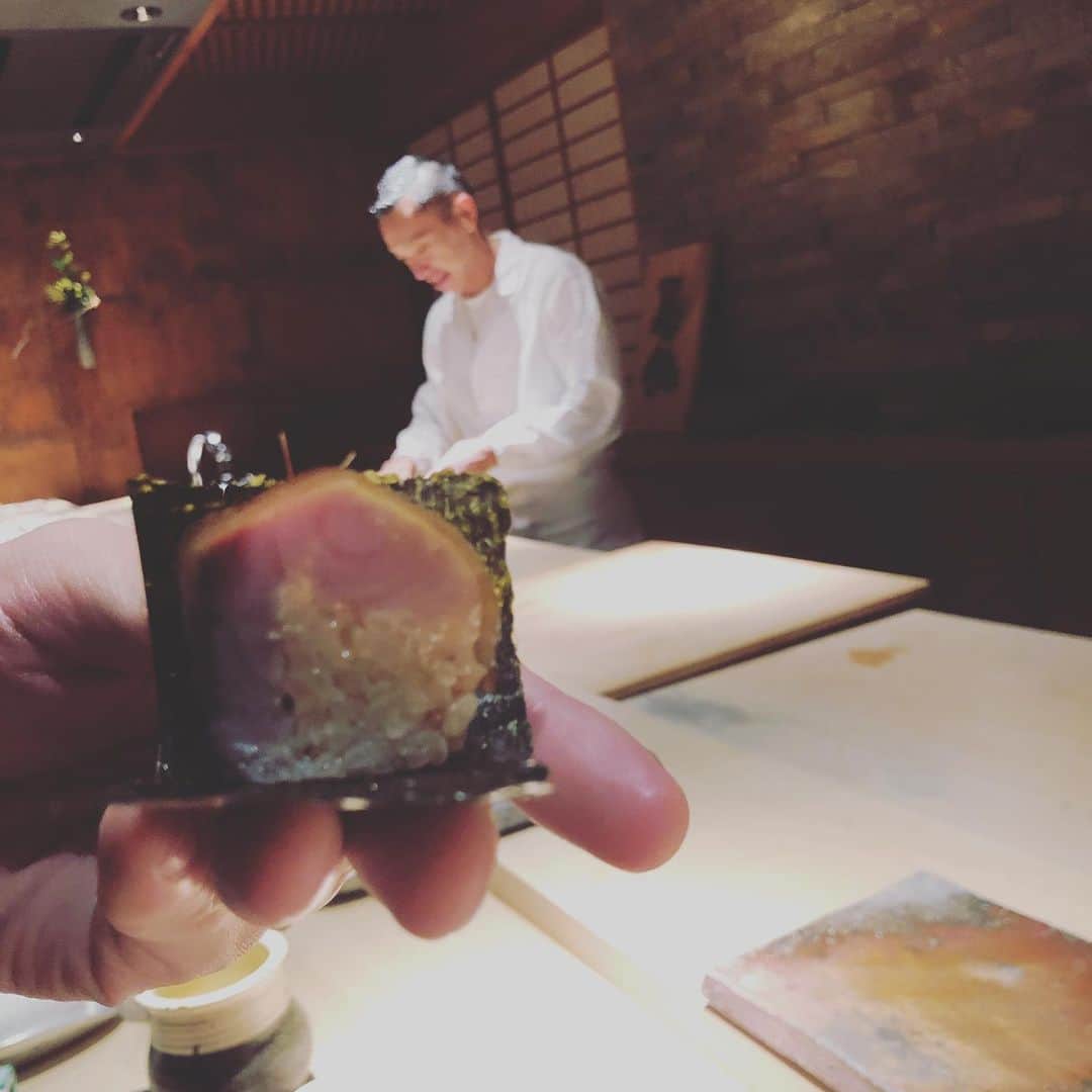のインスタグラム：「結婚記念日ディナーに 大好きな菊鮨へ🍣 毎回、 美味しい！美味しい‼️ え！美味しい‼️ と大騒ぎ🥳この季節の、栗を削って海苔で巻くマナガツオ、大好きなんだなぁ😍 いつもありがとう😊❣️ お陰様で、ステキな夜になりました！ #菊鮨 #福岡 #結婚記念日 #次は飲みに行こうよね #鮨」