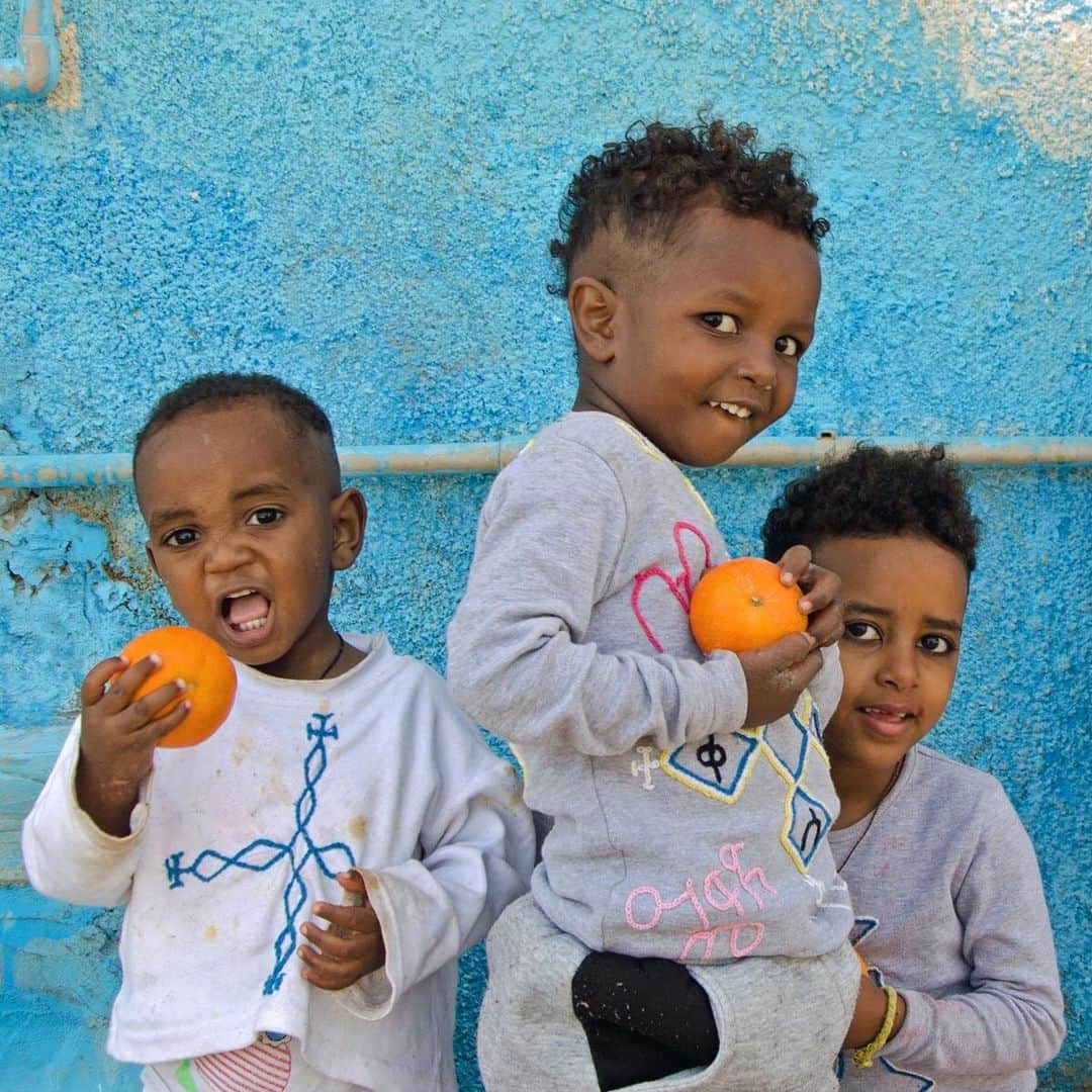 国境なき医師団さんのインスタグラム写真 - (国境なき医師団Instagram)「もらったオレンジを手に、うれしそうな子どもたち。みんなで仲良く食べてね！ . なぜ国境なき医師団がオレンジを配っているの…？と思うかもしれませんね。それは、この子たちの栄養状態を改善したいからなんです。 . ここは、北アフリカ・リビアの移民・難民収容センター。生き延びるためにアフリカからヨーロッパを目指す人びとが、途中でここに拘留され、想像を絶する生活を強いられています。大勢の人が小さな部屋に押し込まれ、与えられる食事は炭水化物ばかりで、低栄養状態になることも……。 . 国境なき医師団は終わりの見えない拘留に苦しむ人びとを診療したり、食料や衛生用品を配ったりしています。1日も早くこのような生活から解放されるべきだと、国際社会に訴えます。 ------------------------------------- リビアの活動ニュースは公式サイトから。プロフィールのURLリンクからどうぞ→@msf_japan . -------------------------------------- Photo © Christophe Biteau/MSF #国境なき医師団 #MSF #リビア #収容 #センター #移民 #難民 #子ども #元気 #届けたい #photooftheday #笑顔 #スマイル #元気になる #写真部 #写真好きな人と繋がりたい」9月20日 11時07分 - msf_japan