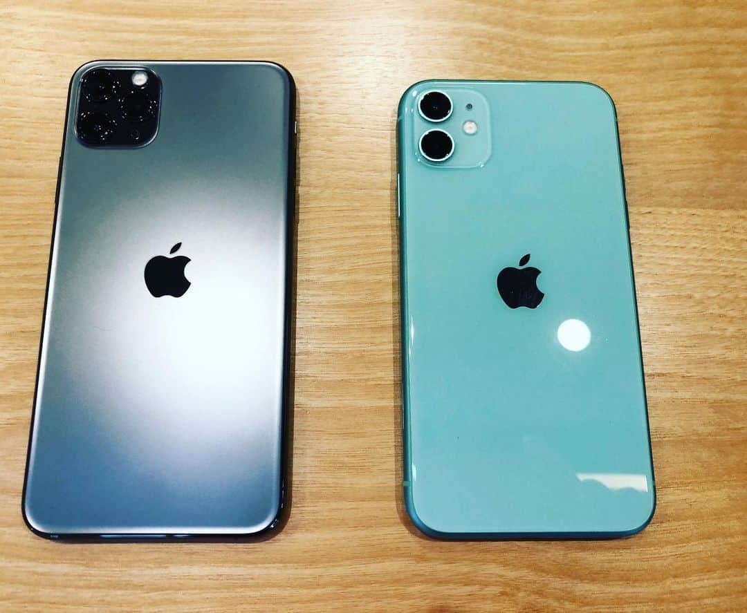 TAKAのインスタグラム：「今年も無事に発売日ゲットん！ Apple信者なので買うのではなく“お布施”  #iphone11 #iphone11promax」