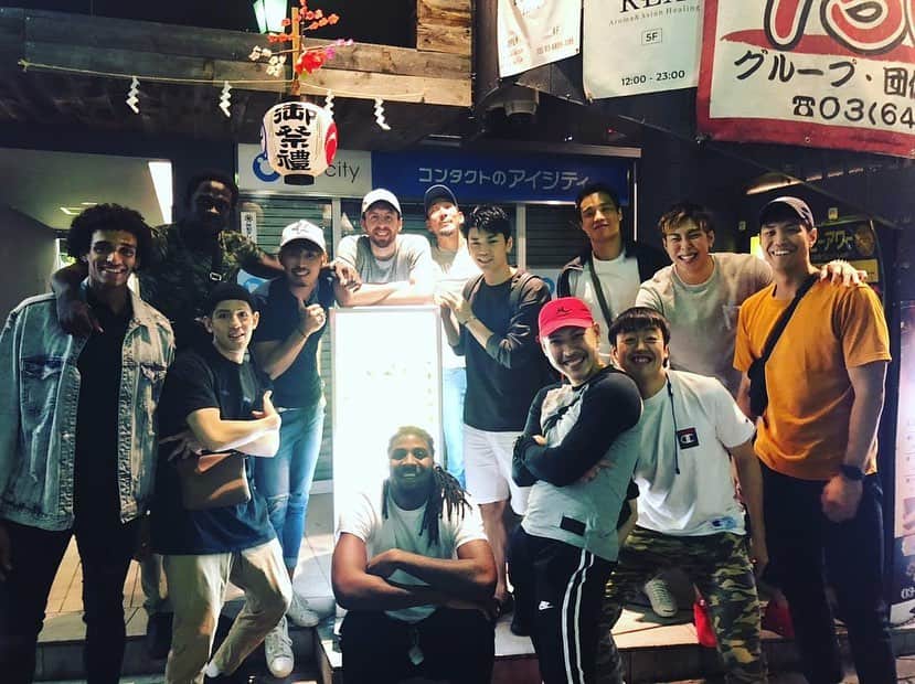 石井講祐のインスタグラム：「サンロッカーズ渋谷決起会🏀 少し早めの誕生日祝ってもらいました🎂 #串だおれ #サンロッカーズ渋谷 #ケーキ出てきた時誰の誕生日だか気づかず #CJ後ろでこんな顔してたのか #コナーの朝飯子供説」