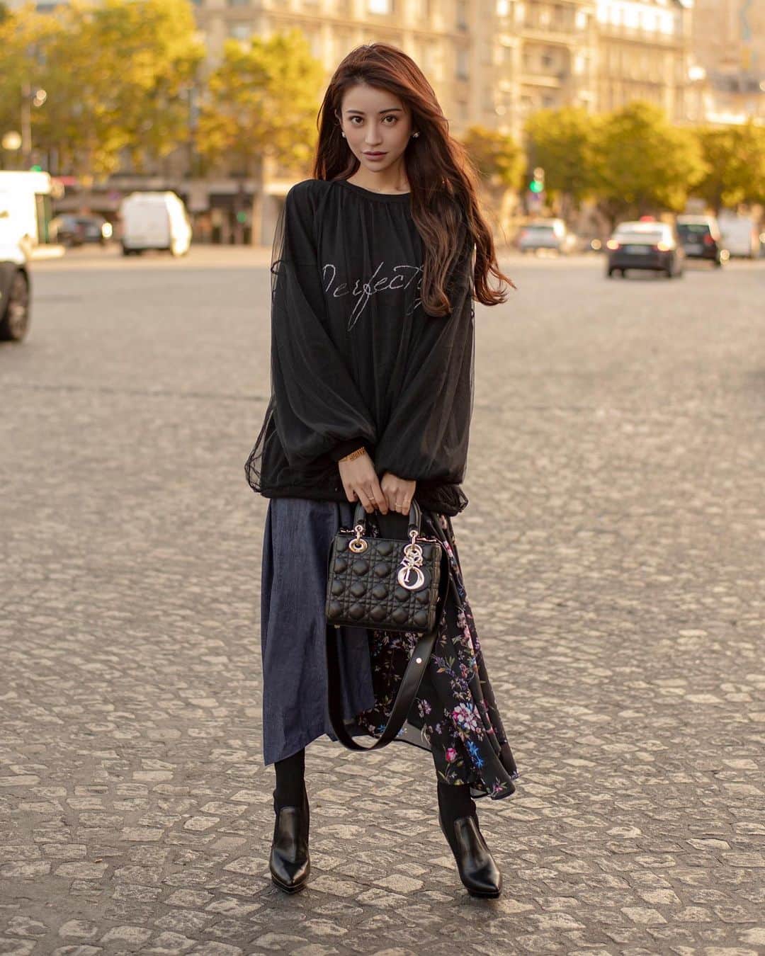 emiriawizさんのインスタグラム写真 - (emiriawizInstagram)「. . レトロフラワー×デニムスカート ¥13,800+tax . 柔らかく肌触りの良いデニム素材とドレープ感のあるレトロフラワー柄をドッキングした周りと差のつくアイテム✨✨ . アシンメトリーに仕上げた裾ラインが、歩くたびに揺らめき女性らしさを高めてくれます👗💐 . デザイン性のあるアイテムなので、シンプルなトップスと合わせるだけでもグッとお洒落に仕上がります🧡🧡 . . . #emiriawiz #エミリアウィズ #emiriaizawa #愛沢えみり #story #2019aw #カタログ #paris #新作 #ロングスカート #レトロフラワー」9月20日 16時35分 - emiriawiz_official