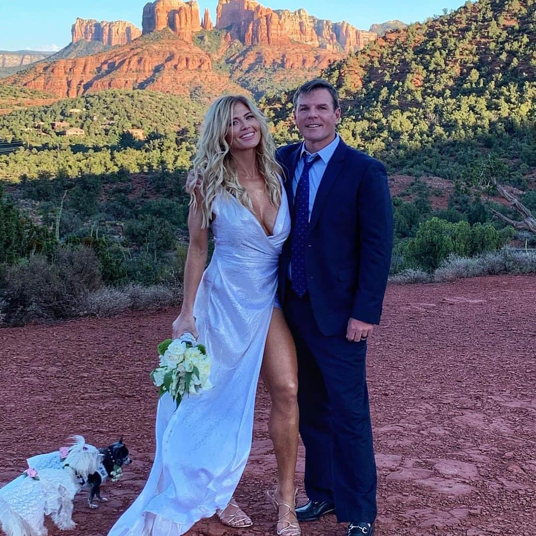 トリー・ウィルソンのインスタグラム：「. 9/19/19❤️🙏🏽 . I married the most incredible human today & words cannot describe how grateful I am. . Just us & the doggies in Sedona. So magical. 🙏🏽💫」