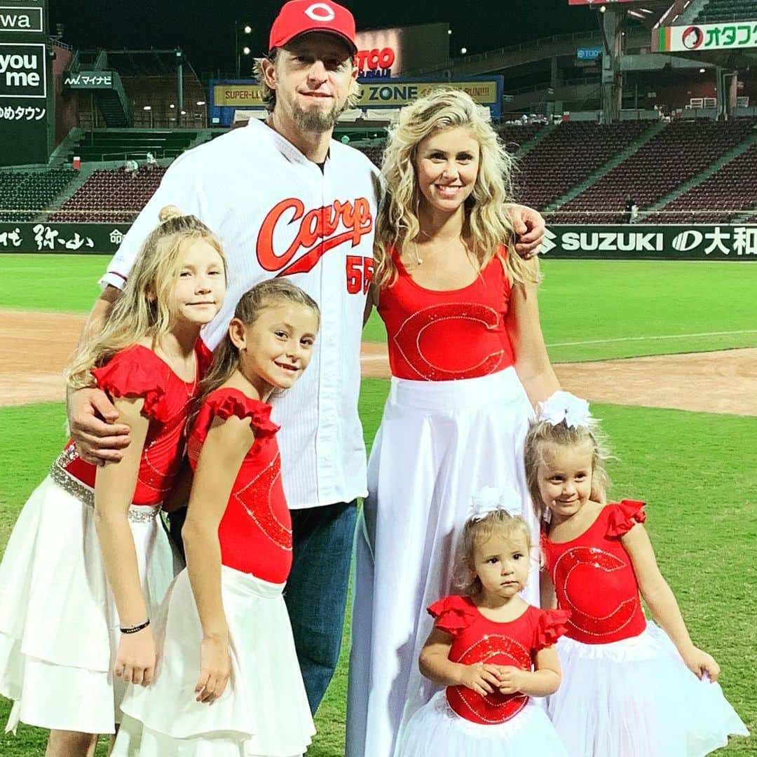 ブラッド・エルドレッドのインスタグラム：「We just wanted to thank everyone so much for the most unforgettable experience! This was the most amazing week back in our second home! We are so lucky to have spent the last 7 years of our lives in Hiroshima raising our girls and doing what I love ⚾️❤️. We love you and thank you for loving us! #Hiroshimacarp #ありがとう #エルドレッド55 #lovehiroshima #gocarp」