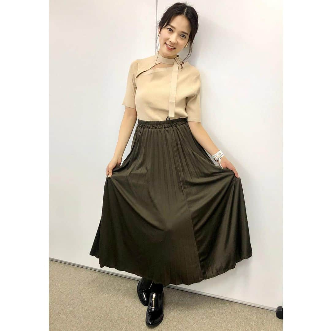 奈津子さんのインスタグラム写真 - (奈津子Instagram)「流行りまくってるブラウン。まじ超絶似合わないからどうしようかな…🙄と思ってたら @sevendayssunday_official の少しカーキがかった茶色のスカート(激安)にミルクティーぽい @eclin_official の変形トップス(zozoのタイムセール)を合わせればいけることが判明💕お顔の系統が近い方、ぜひ参考にしてくださいね。 ・ ヘアメイクは @hoshi_na さんがやってくれました🥺神メイク💄さて撮影いってきます〜 ・ #家電 #家電好き #家電女優 #奈津子 #プチプラコーデ #プチプラ #パーソナルカラーウィンター #ブルベ冬 #ブルベ  #ブラウン #ブラウンコーデ #茶色コーデ #秋コーデ」9月20日 11時19分 - natsuko_kaden