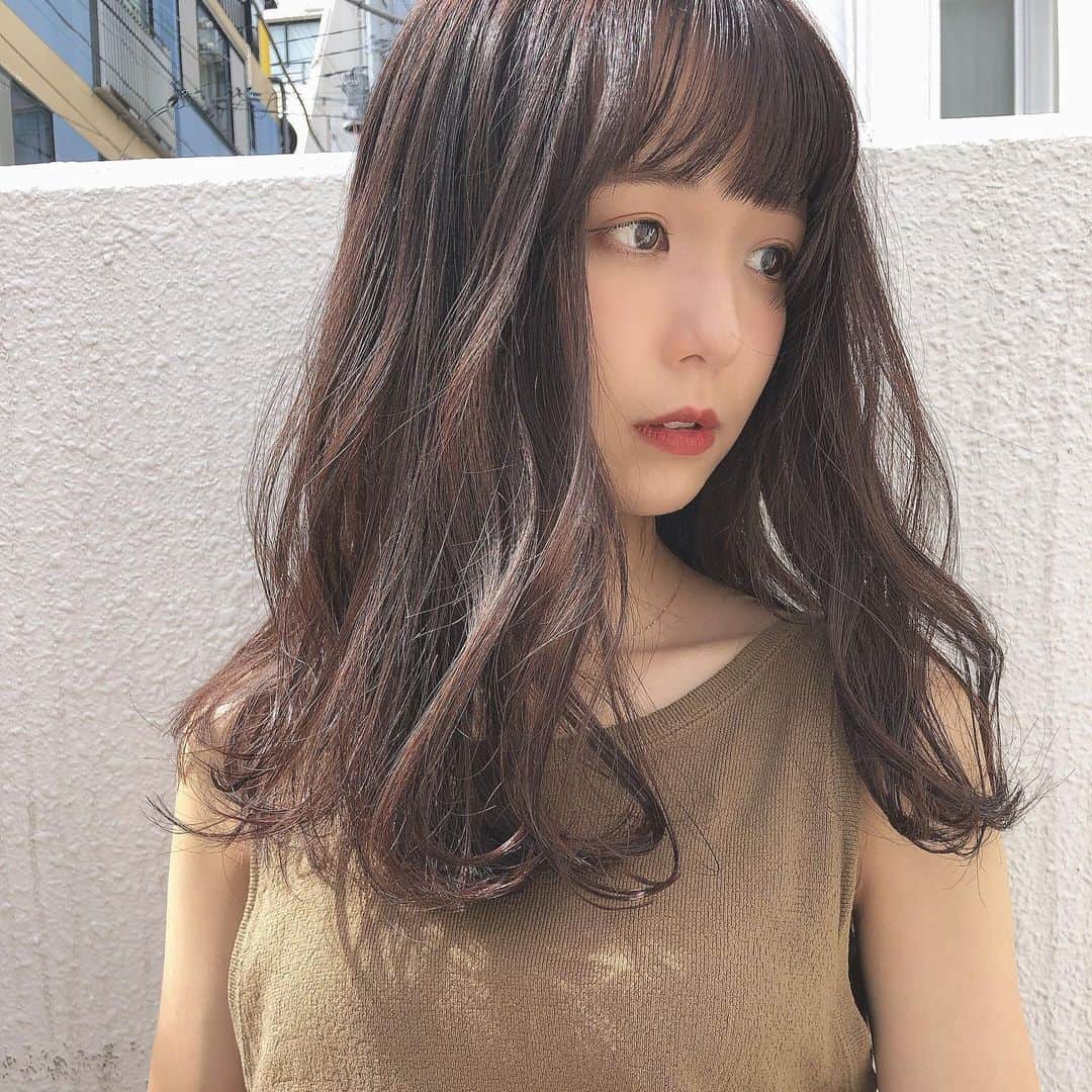 飛田彩さんのインスタグラム写真 - (飛田彩Instagram)「人気のモカラベンダー🥳  ハイライトがケアブリーチではいっています！！ カットは1人1人に骨格や悩みに合わせてカットしていますのでご相談下さい🥳  3連休の空きは土曜日の14時のみなので早めのご予約お待ちしております💗 #モカラベンダー#ハイライト#ケアブリーチ#小顔カット#骨格カット」9月20日 11時19分 - tobiayatobi