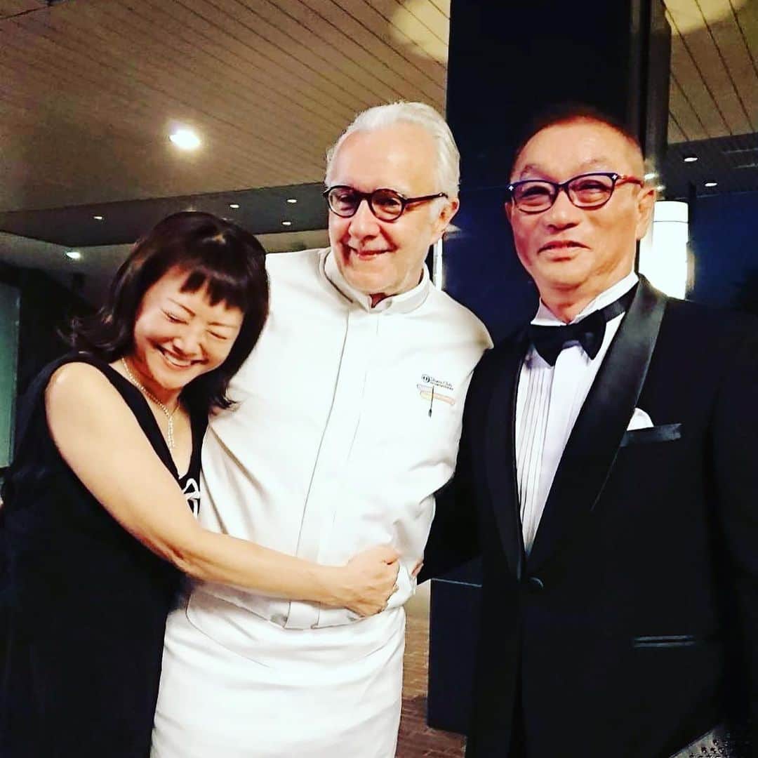 のインスタグラム：「<Diner de Gare・2019>にて。 フレンチの巨匠 あの「アラン・デュカス氏」とパパと柴崎さんと。  嬉しくて 美味しい昨夜でした。  #chanelのソワレで #アランデュカス氏 #お招きありがとうございました✨ #af #dinersclub #ホテルニューオータニ東京  #chanelist  #中野浩一🚴‍♀️ @chanelofficial」