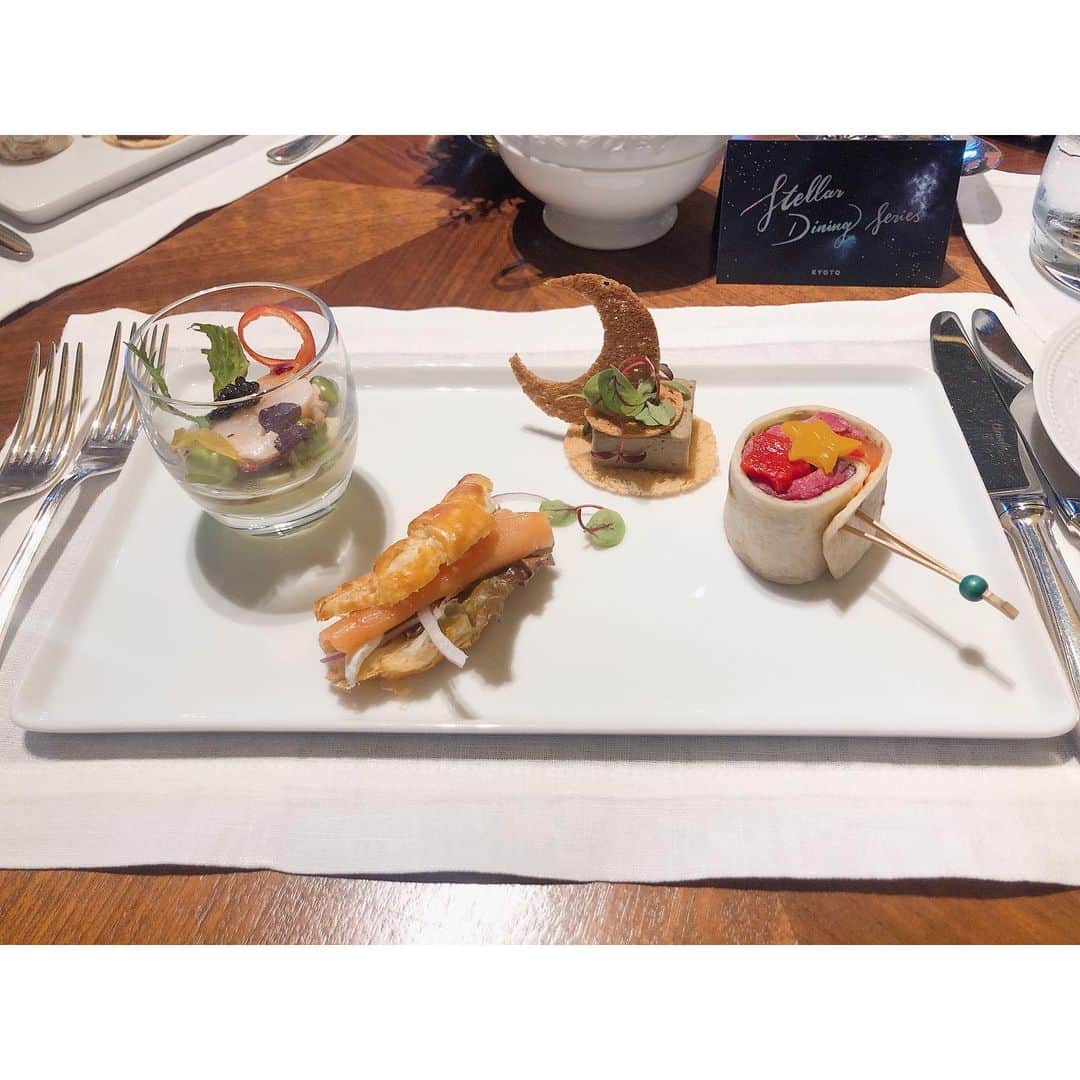 田尻夏樹（なつきんぐ）さんのインスタグラム写真 - (田尻夏樹（なつきんぐ）Instagram)「リッツカールトン京都で開催されていた stellar dining seriesのアフタヌーンティーをしょうこと一緒にしてきました☕️ . . 星空をイメージした店内の装飾と お料理に心ときめく時間を過ごせました✨ . . お料理はとっても美味しかったです💕 大好きなピエール・エルメ・パリのケーキなのも嬉しかった😍❤️ 中でもブルーのケーキ フロコン デトワール アンフィニマンヴァニーユが最高に好き！！ . . 幸せな時間でした💕 . . . #女子会 #贅沢女子会 #リッツカールトン京都 #stellardiningseries #rcstellardining #rcmemories」9月20日 11時33分 - tajiri_natsuki